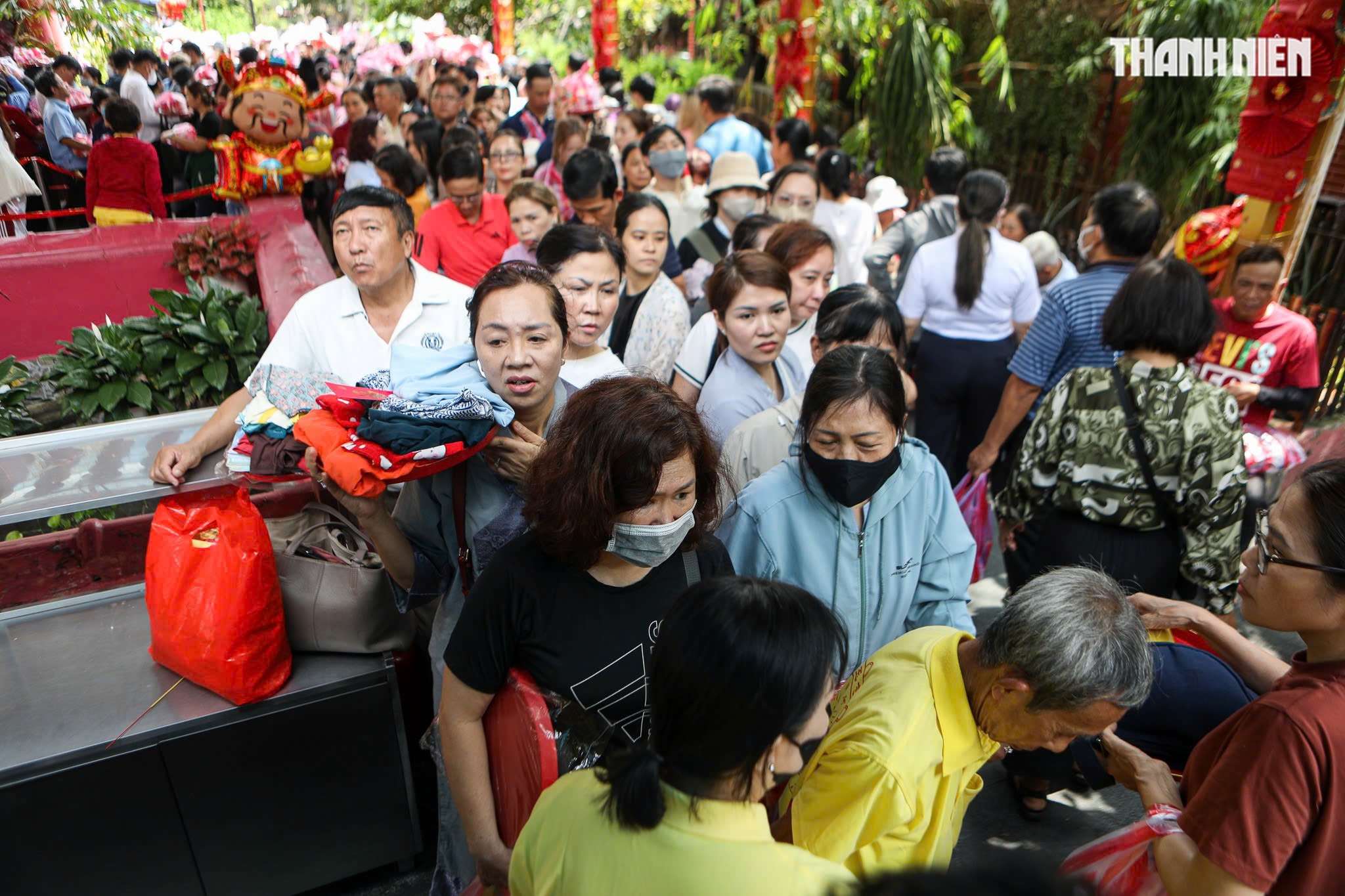 Dòng người đội nắng xếp hàng chờ làm lễ chuyển vận ở chùa Ngọc Hoàng - Ảnh 4.
