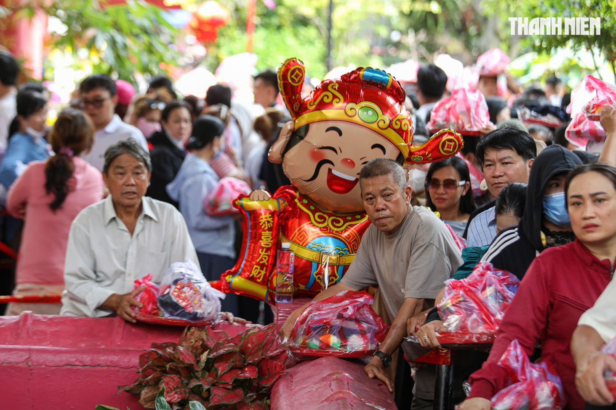 Dòng người đội nắng xếp hàng chờ làm lễ chuyển vận ở chùa Ngọc Hoàng - Ảnh 3.