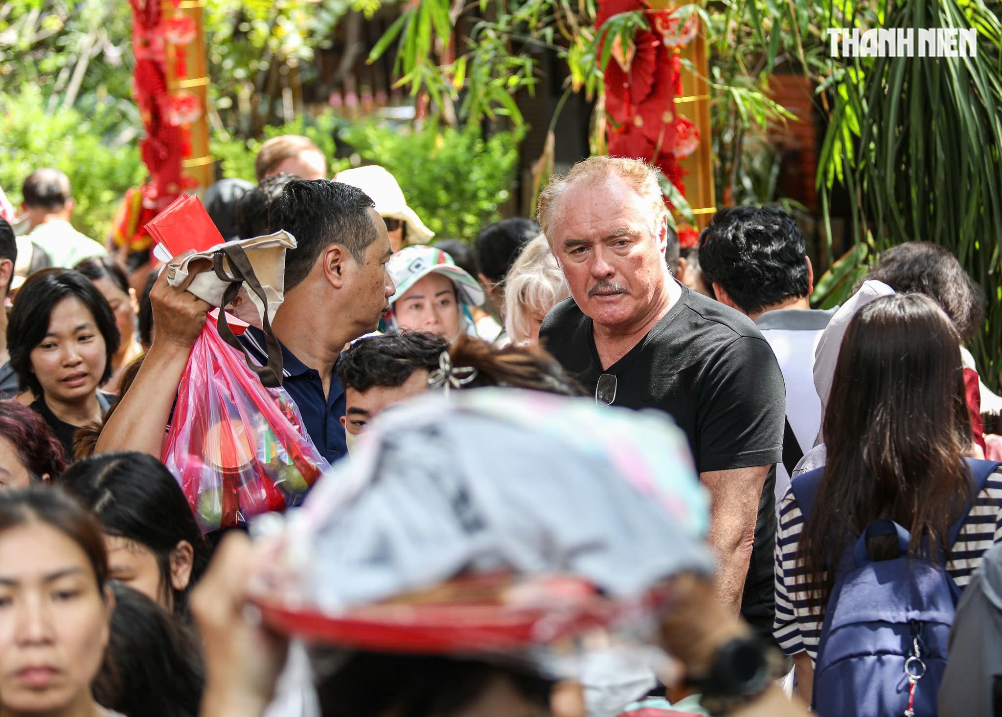 Dòng người đội nắng xếp hàng chờ làm lễ chuyển vận ở chùa Ngọc Hoàng - Ảnh 5.
