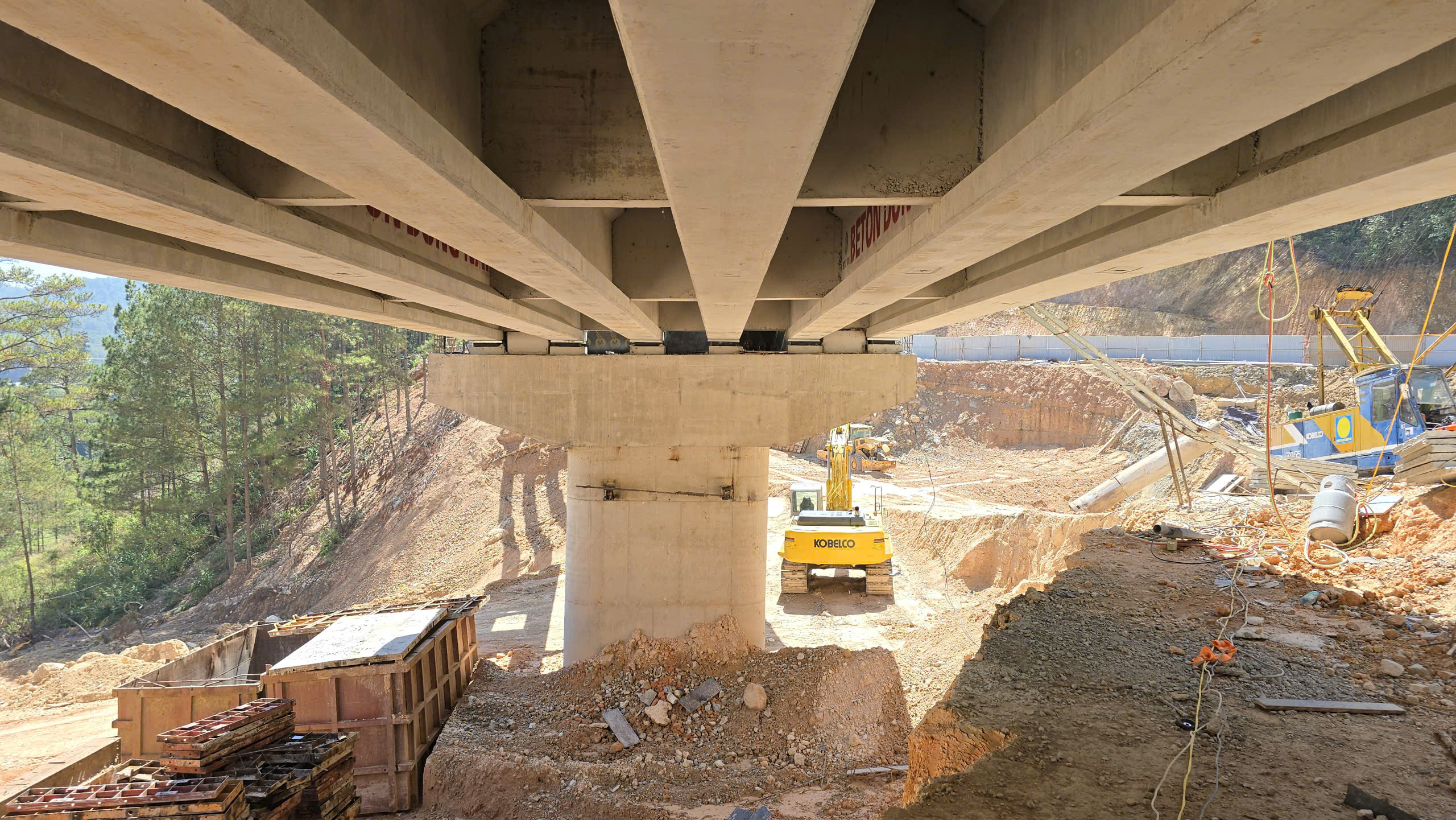 Cận cảnh cầu cạn đèo Mimosa đạt gần 80% sau hơn 50 ngày thi công - Ảnh 4.