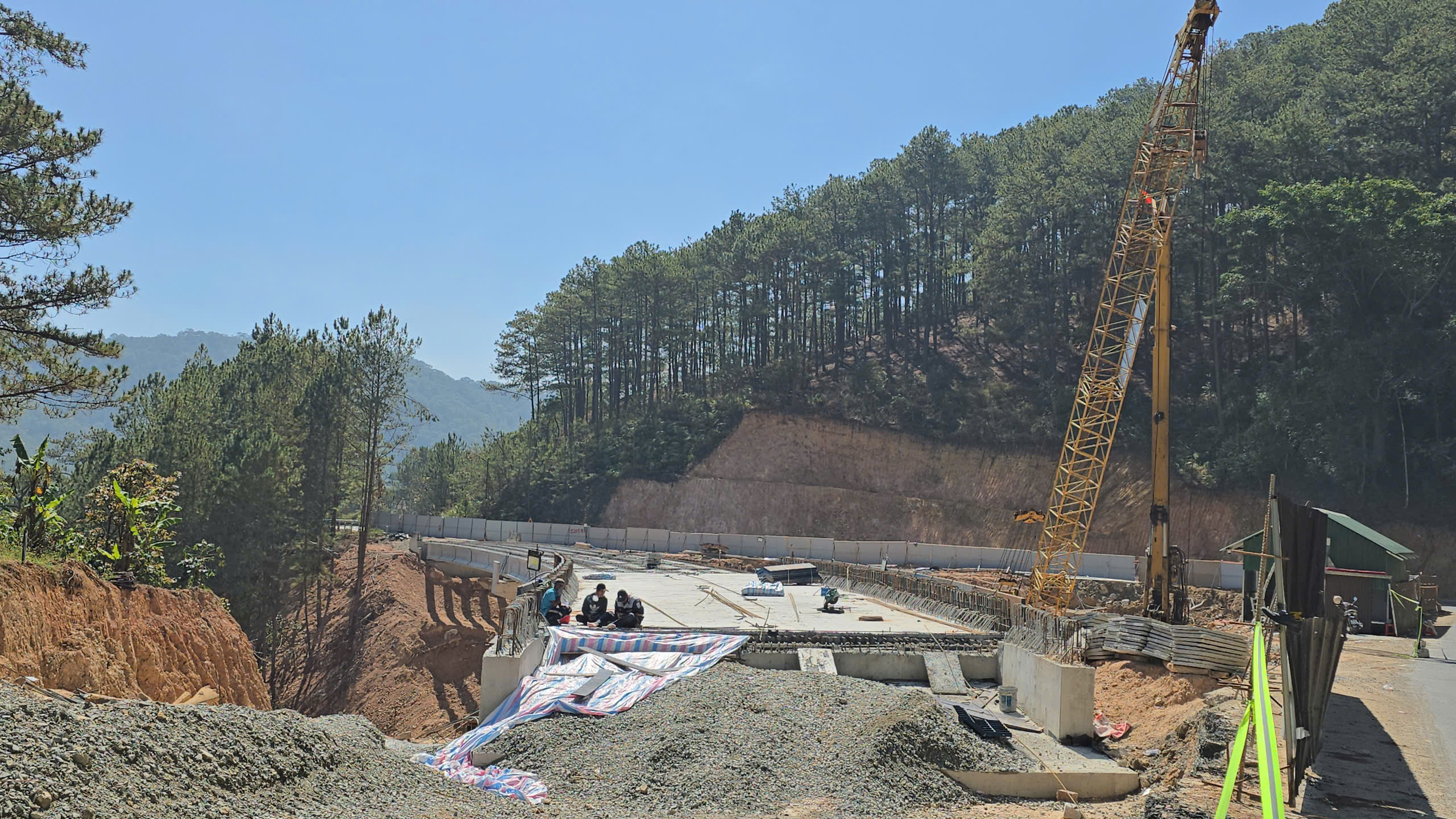 Cận cảnh cầu cạn đèo Mimosa đạt gần 80% sau hơn 50 ngày thi công - Ảnh 3.