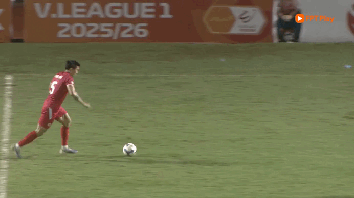 Văn Hậu lập si&ecirc;u phẩm gi&uacute;p đội C&ocirc;ng an H&agrave; Nội ngược d&ograve;ng đ&aacute;nh bại CLB Thanh H&oacute;a - Ảnh 3.