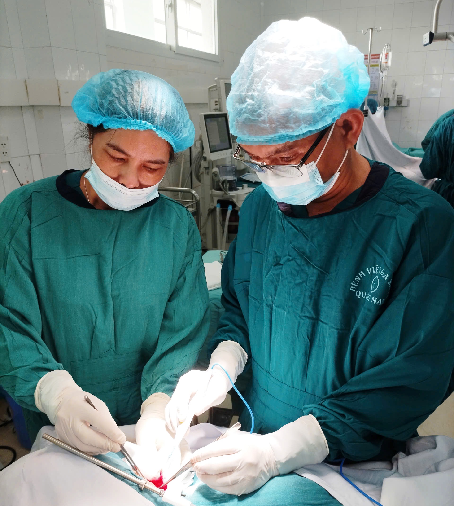 Cứu người đàn ông bị nhiều vết cắt ở cổ, nguy kịch - Ảnh 1.