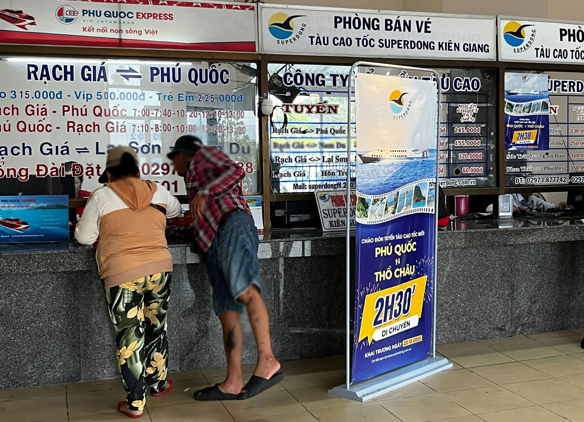 “Cò vé” trục lợi ở bến tàu đi Phú Quốc - Ảnh 2.