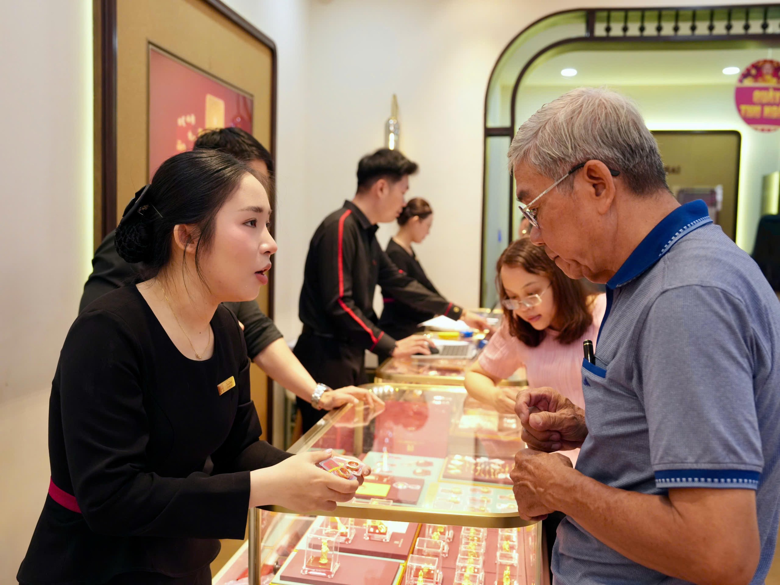 Kéo nhau mua vàng bạc cầu may mắn dịp Thần tài- Ảnh 1.