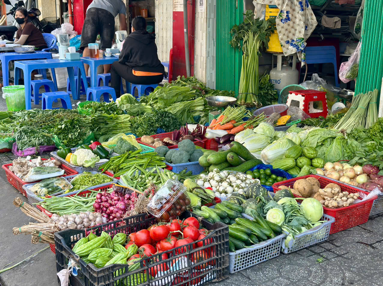 Hết tết, giá hàng hóa thiết yếu giảm nhẹ- Ảnh 2.