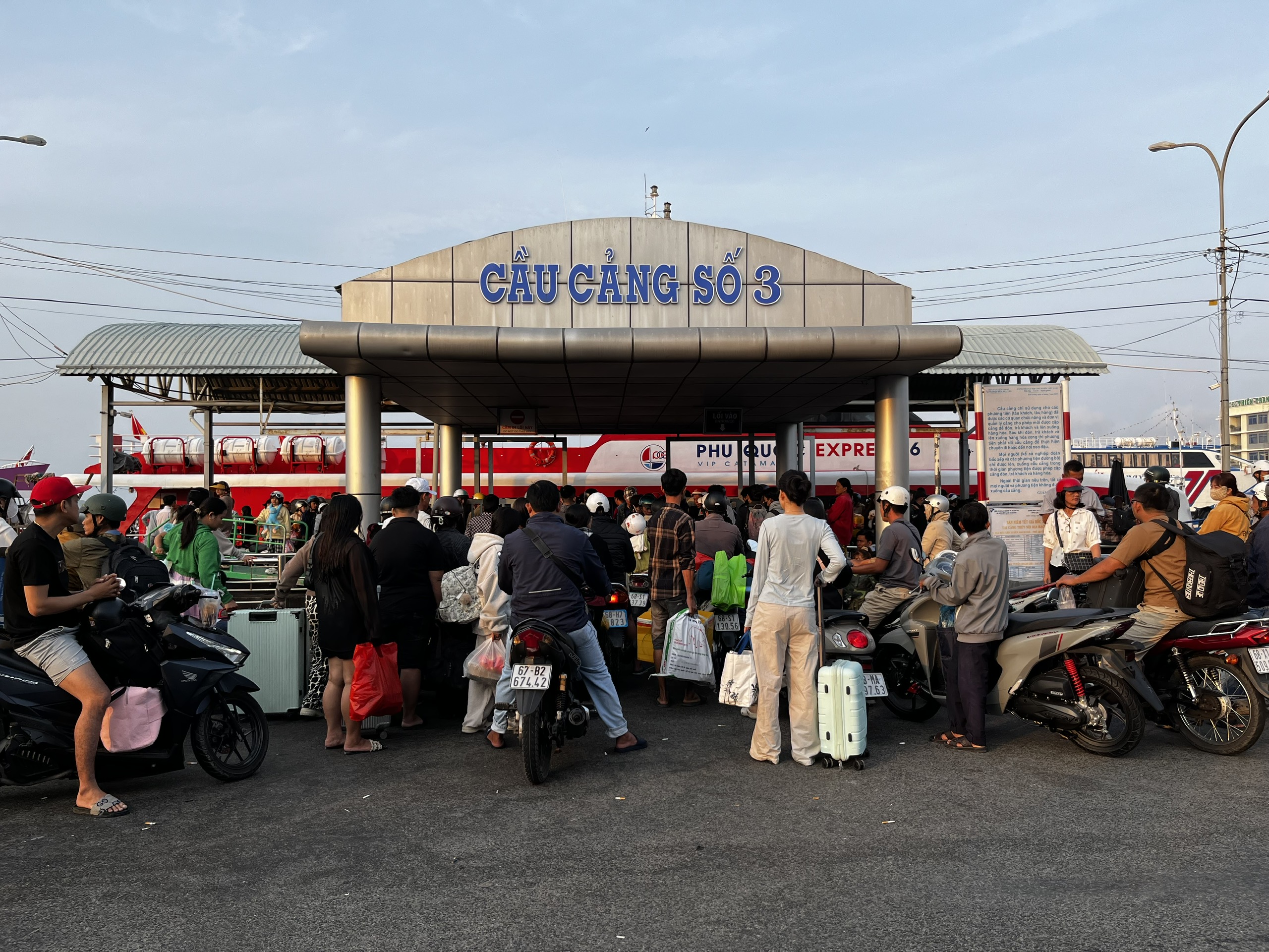 “Cò vé” trục lợi ở bến tàu đi Phú Quốc - Ảnh 5.