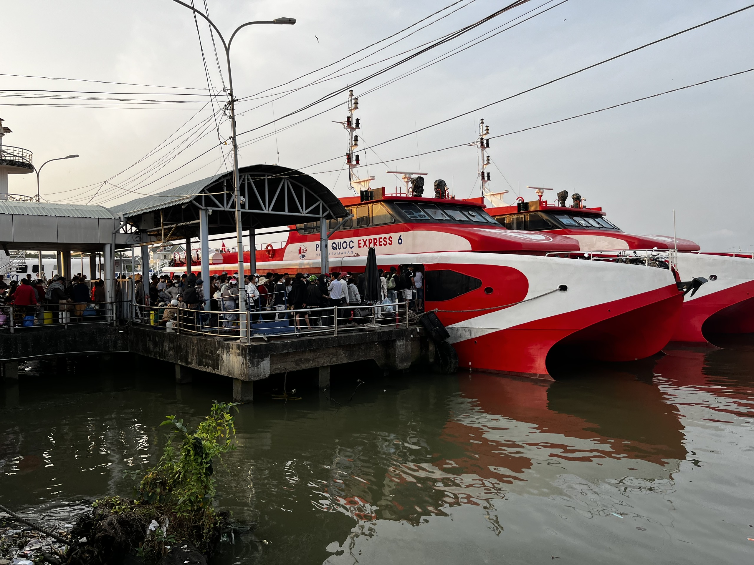 “Cò vé” trục lợi ở bến tàu đi Phú Quốc - Ảnh 3.