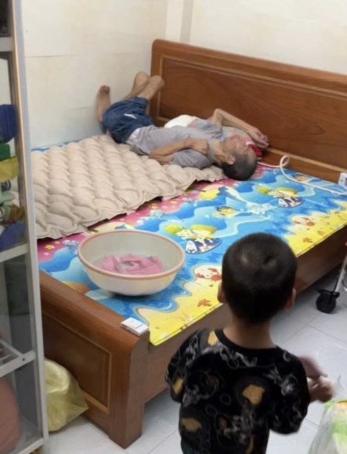 Nghỉ việc để chăm s&oacute;c cha bị tai biến: H&agrave;nh tr&igrave;nh đầy cảm động của anh Tuấn - Ảnh 3.