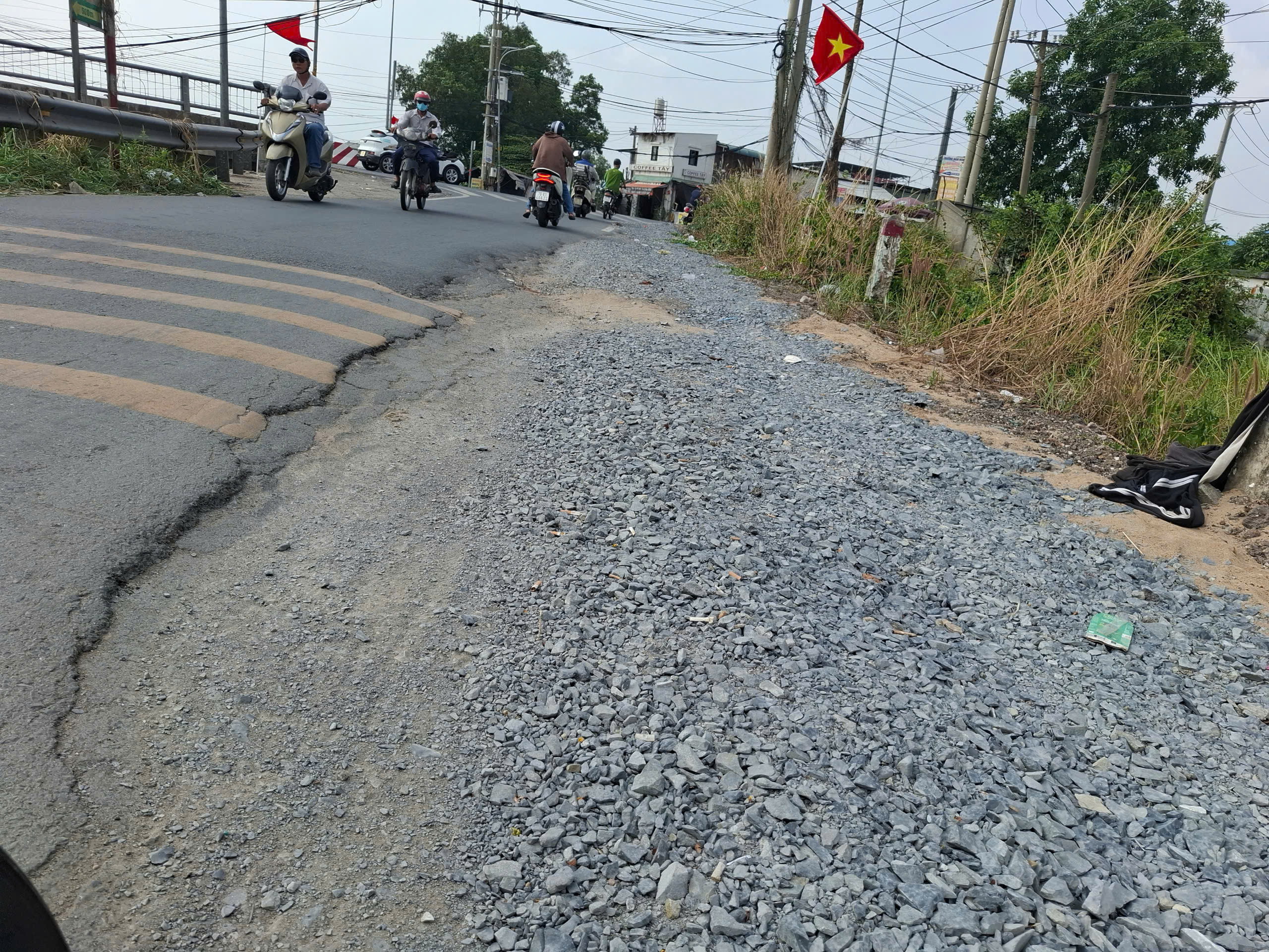 Đường xuống cấp, đi lại khó khăn- Ảnh 2.