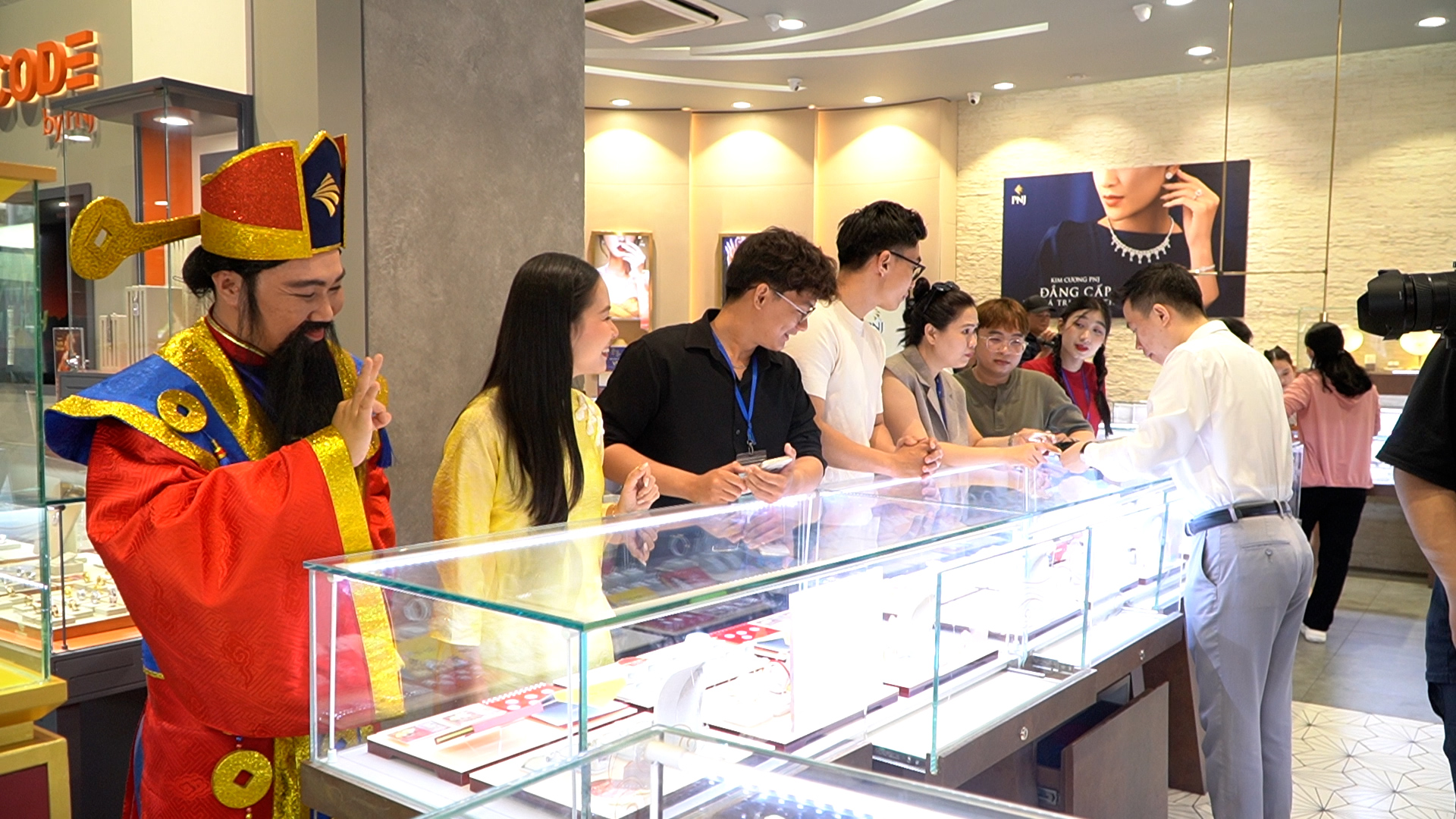 Mua vàng trước ngày vía Thần Tài: Khách hàng trẻ chọn nữ trang lấy hên đầu năm - Ảnh 1.