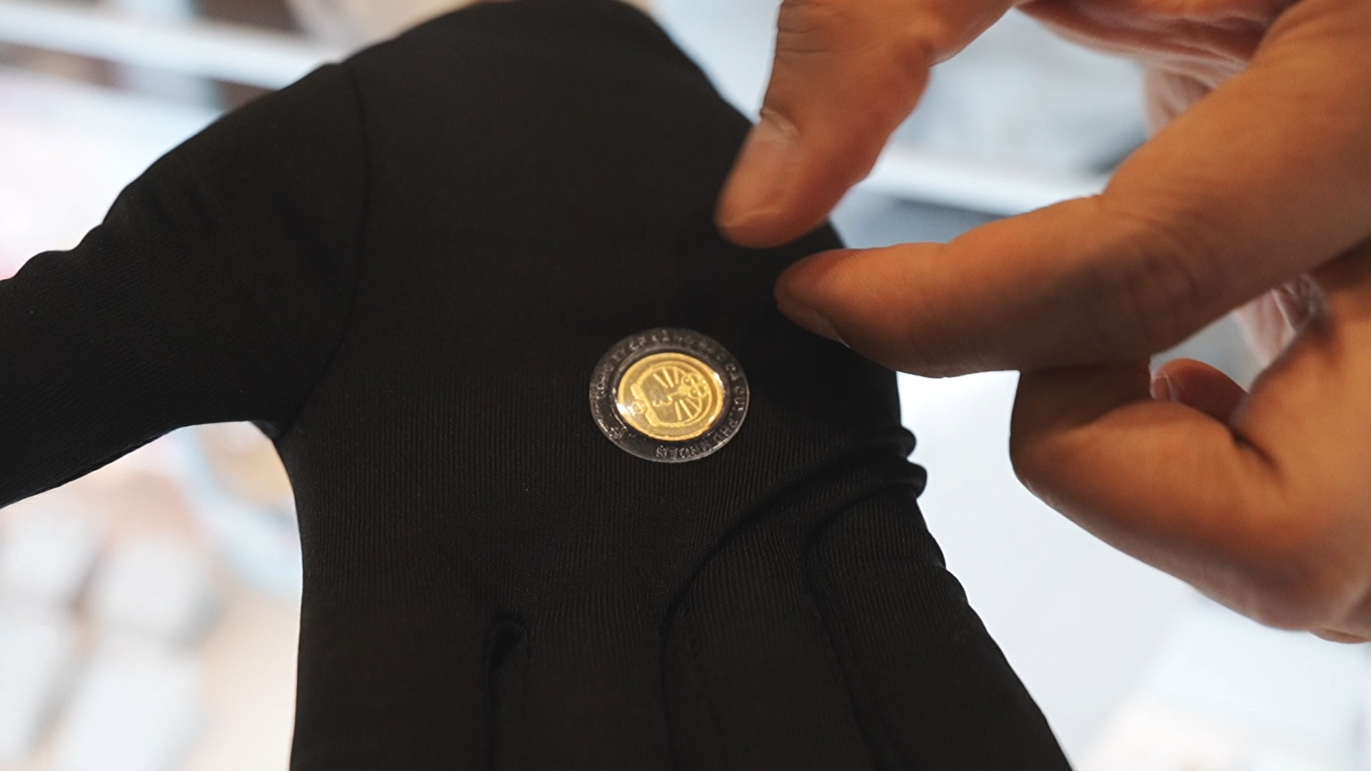 Mua vàng trước ngày vía Thần Tài: Khách hàng trẻ chọn nữ trang lấy hên đầu năm - Ảnh 3.