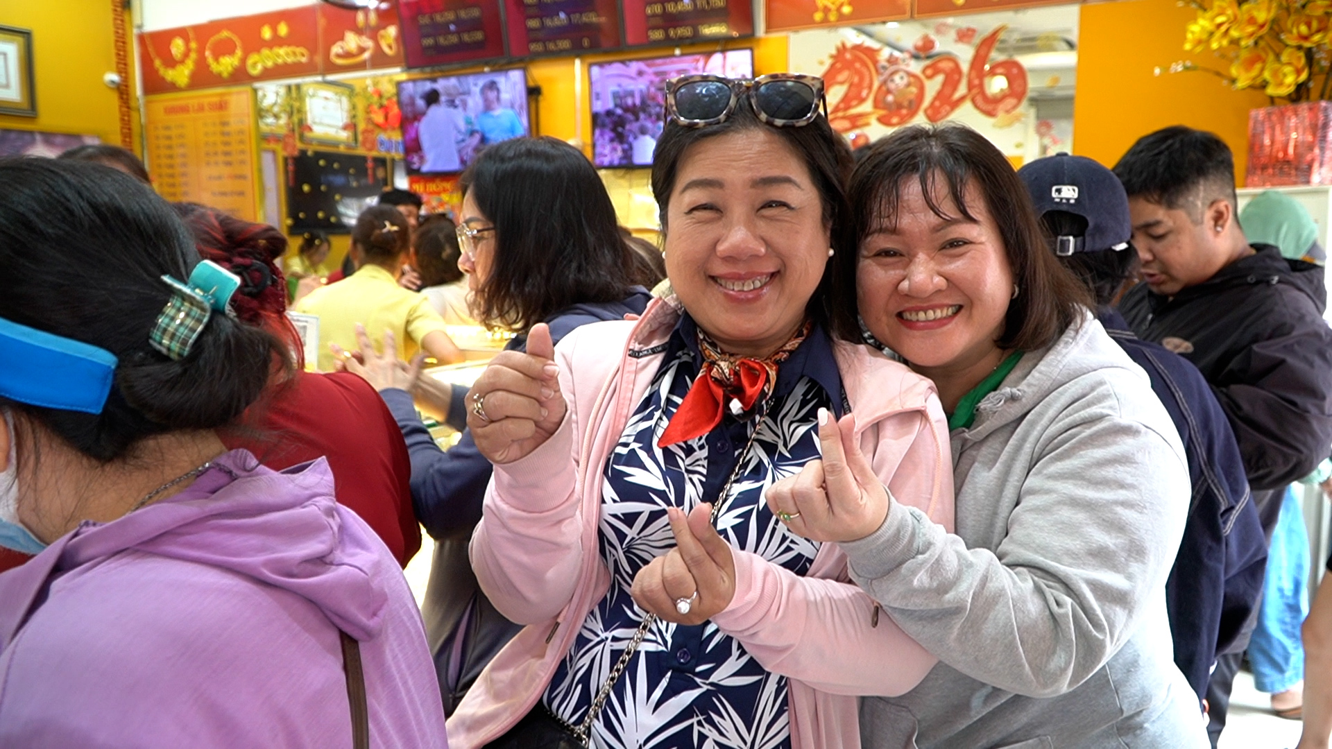 Mua vàng trước ngày vía Thần Tài: Khách hàng trẻ chọn nữ trang lấy hên đầu năm - Ảnh 4.