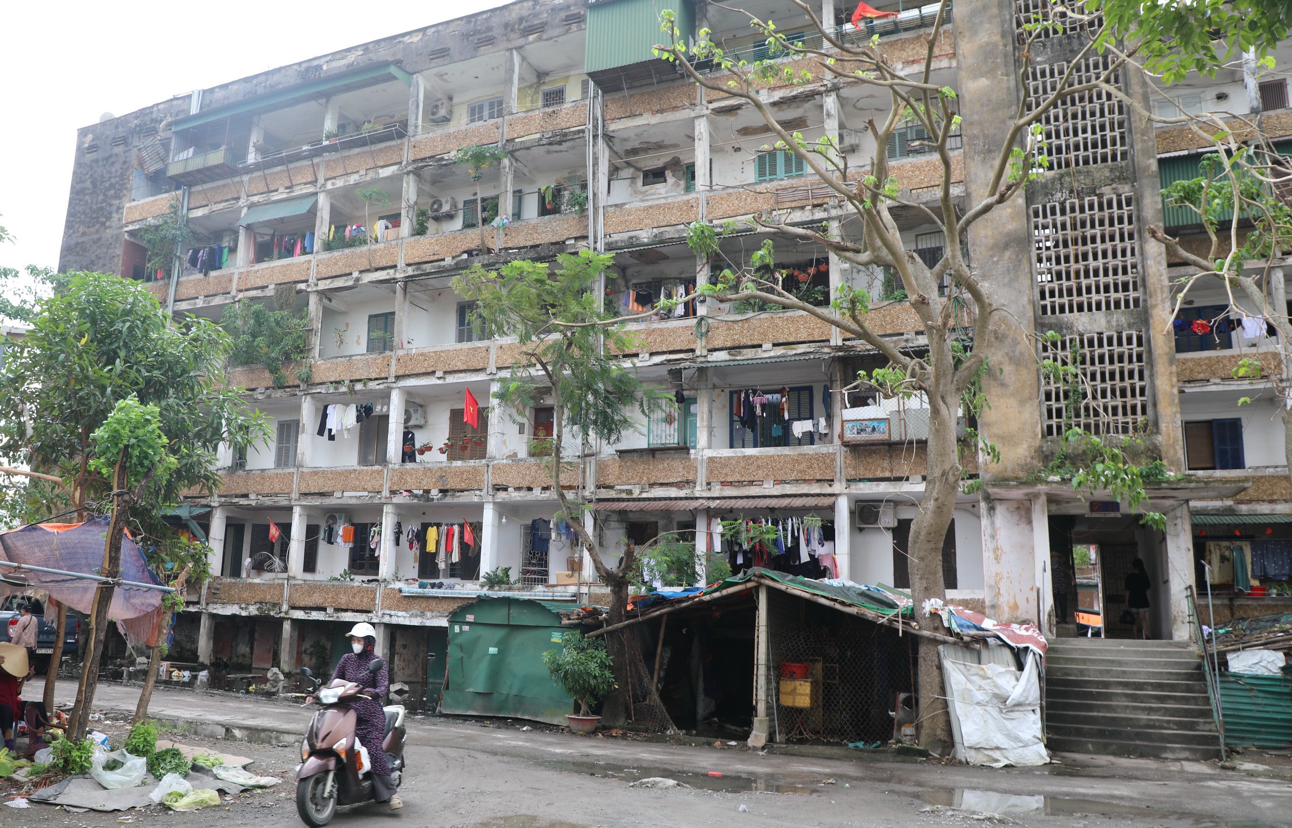 Sống bất an trong những khu chung cư cũ- Ảnh 1. Sống bất an trong những khu chung cư cũ- Ảnh 1.