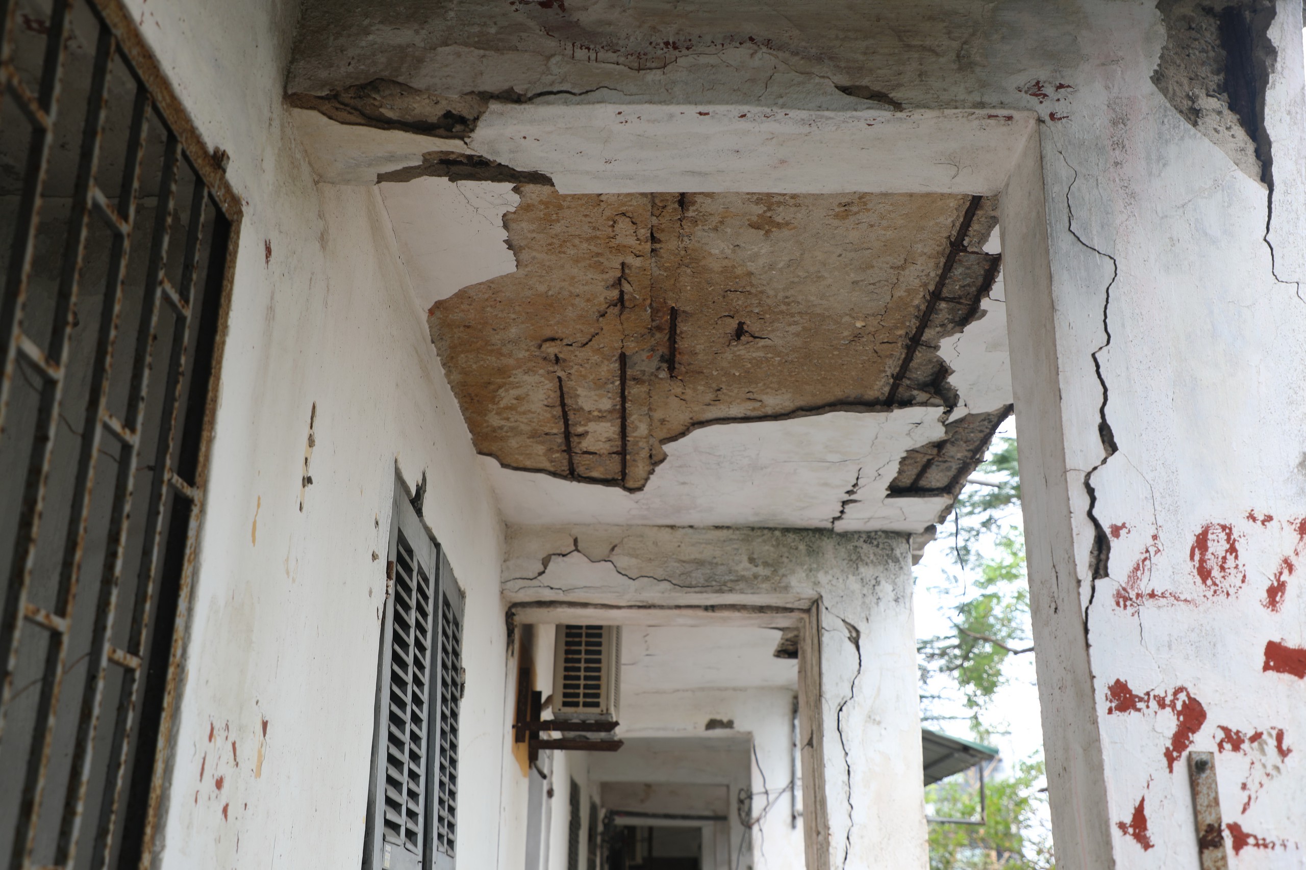 Sống bất an trong những khu chung cư cũ- Ảnh 2. Sống bất an trong những khu chung cư cũ- Ảnh 2.