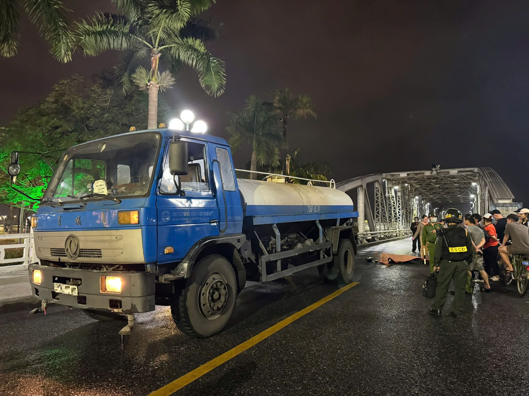 TP.Huế: Nam shipper tử vong sau va chạm với xe bồn trên cầu Trường Tiền- Ảnh 1.