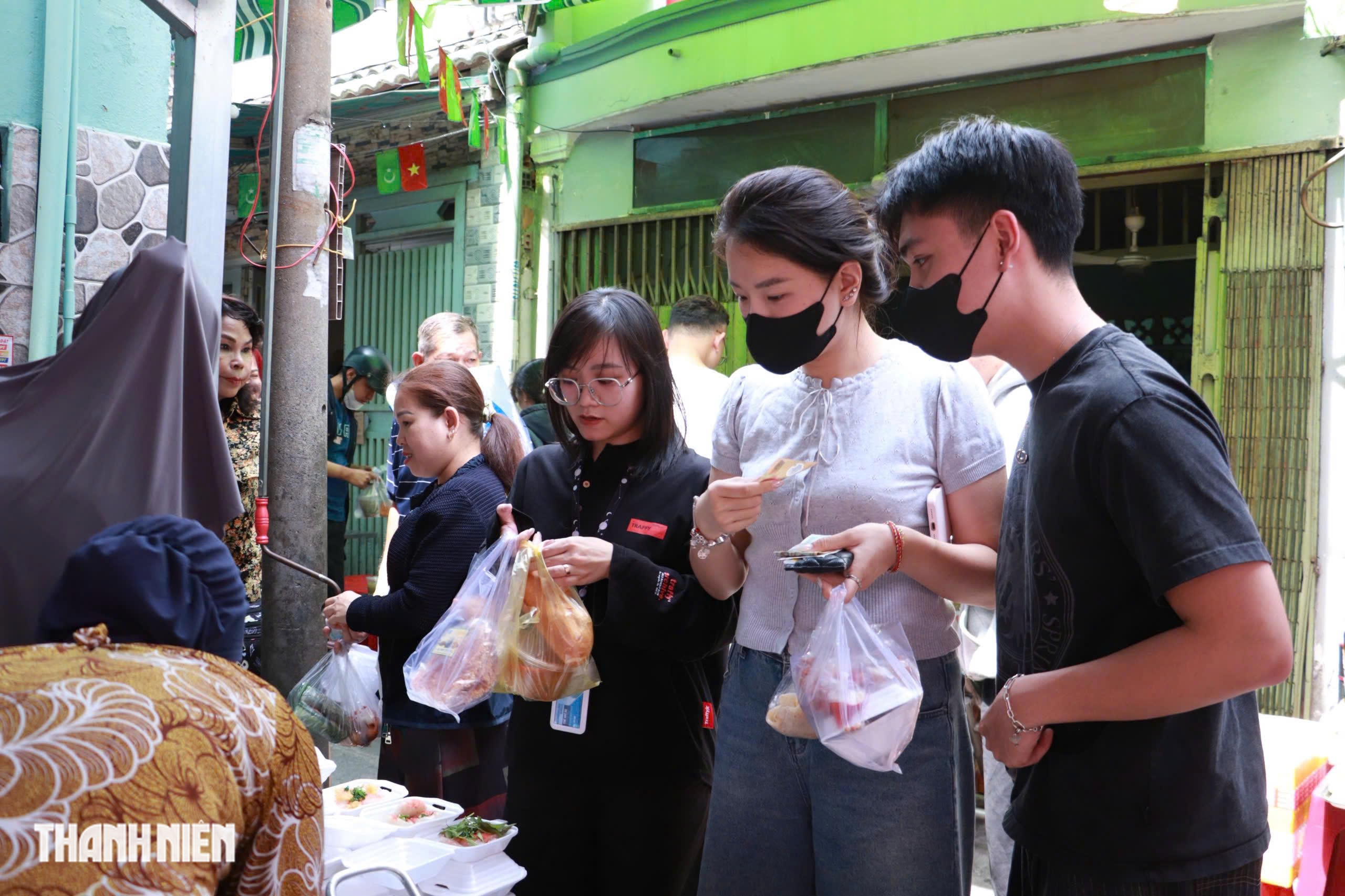 Bên trong chợ ẩm thực hẻm đạo Hồi mỗi năm mở một tháng ở TP.HCM bán gì? - Ảnh 11.