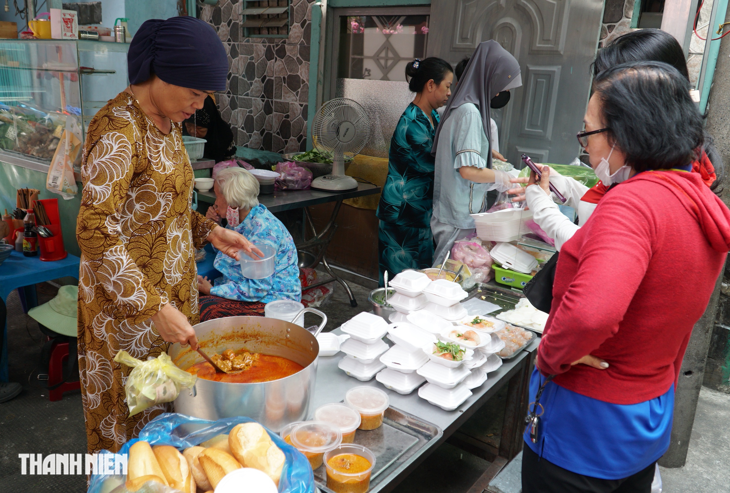 Bên trong chợ ẩm thực hẻm đạo Hồi mỗi năm mở một tháng ở TP.HCM bán gì? - Ảnh 3.
