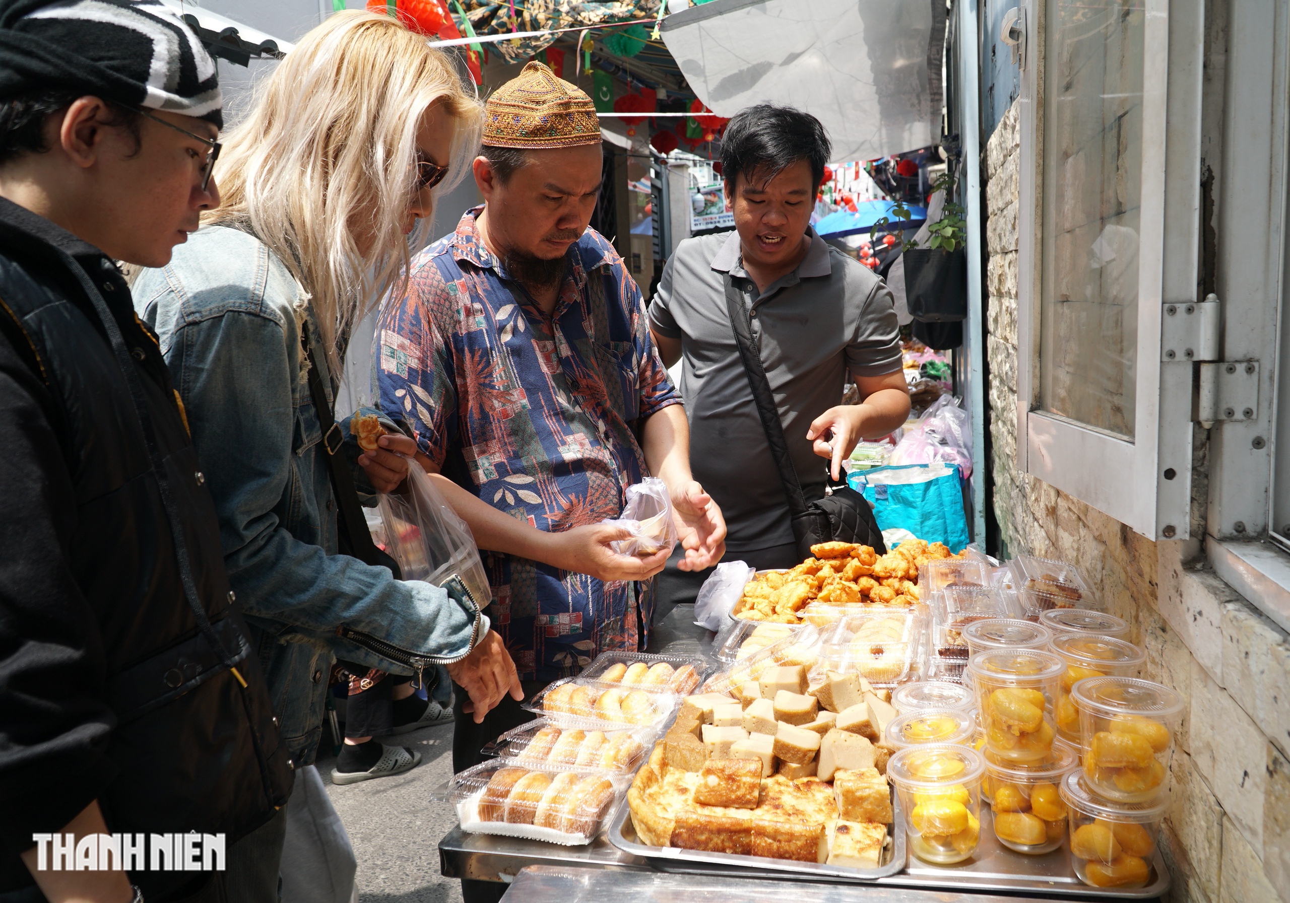 Bên trong chợ ẩm thực hẻm đạo Hồi mỗi năm mở một tháng ở TP.HCM bán gì? - Ảnh 2.