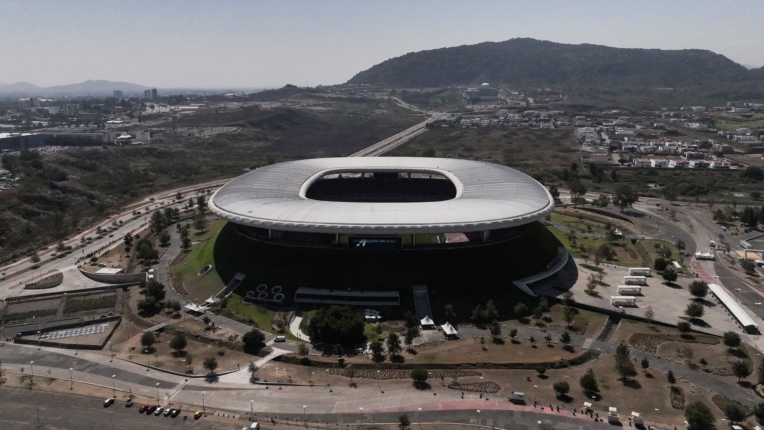 Mexico trấn an về an ninh World Cup 2026 sau làn sóng bạo lực vì cái chết của trùm ma túy - Ảnh 2. Mexico trấn an về an ninh World Cup 2026 sau làn sóng bạo lực vì cái chết của trùm ma túy - Ảnh 2.