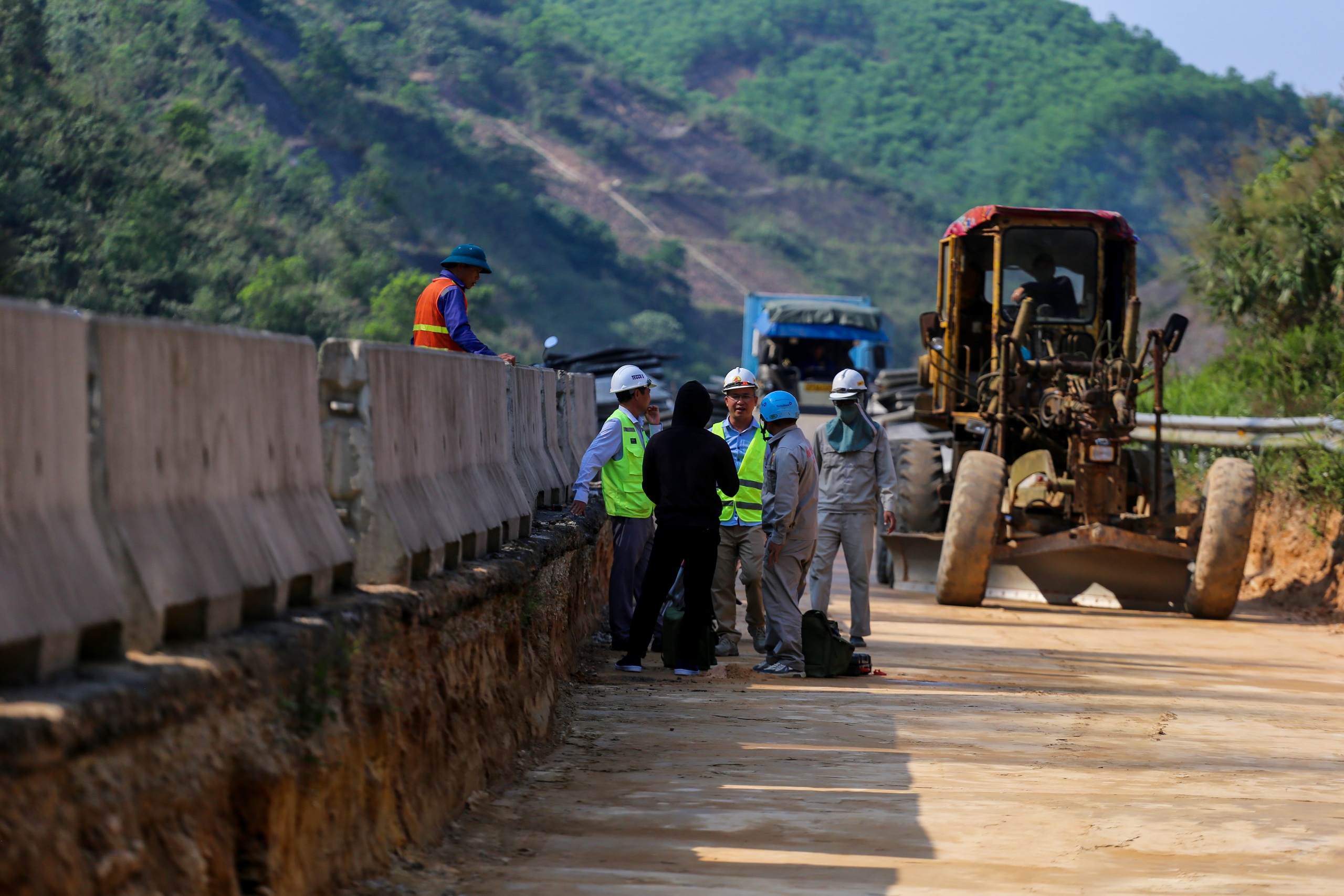 Thi c&ocirc;ng mở rộng cao tốc La Sơn - H&ograve;a Li&ecirc;n: Khi n&agrave;o về đ&iacute;ch?- Ảnh 1.