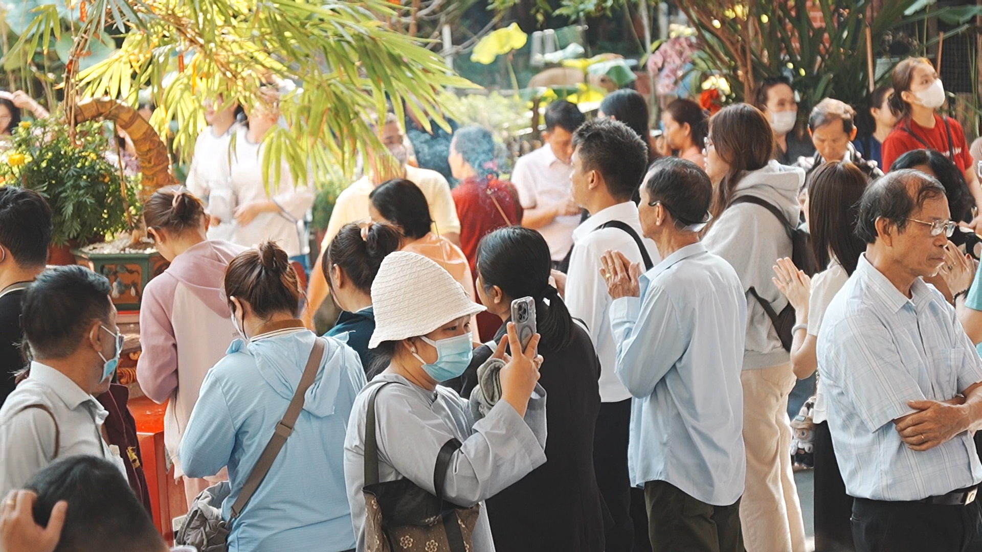 D&ograve;ng người đổ về ch&ugrave;a Ngọc Ho&agrave;ng ng&agrave;y v&iacute;a: Nắng gắt kh&ocirc;ng ngăn được l&ograve;ng th&agrave;nh - Ảnh 1.