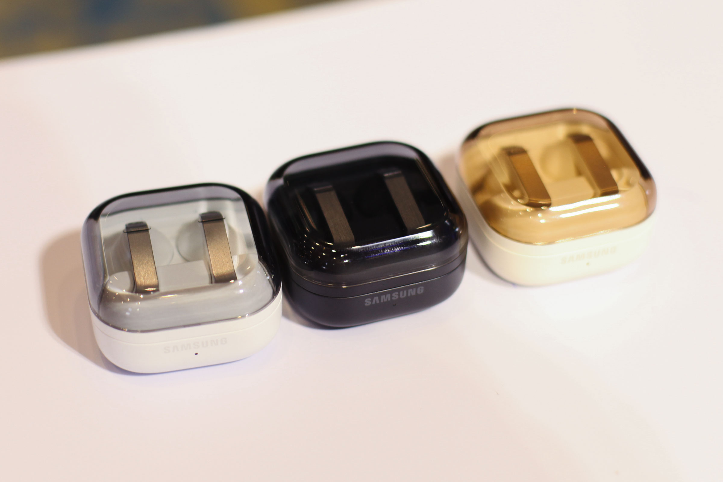 Samsung ra mắt Galaxy Buds 4 hỗ trợ AI, giá từ 4,9 triệu đồng - Ảnh 1.