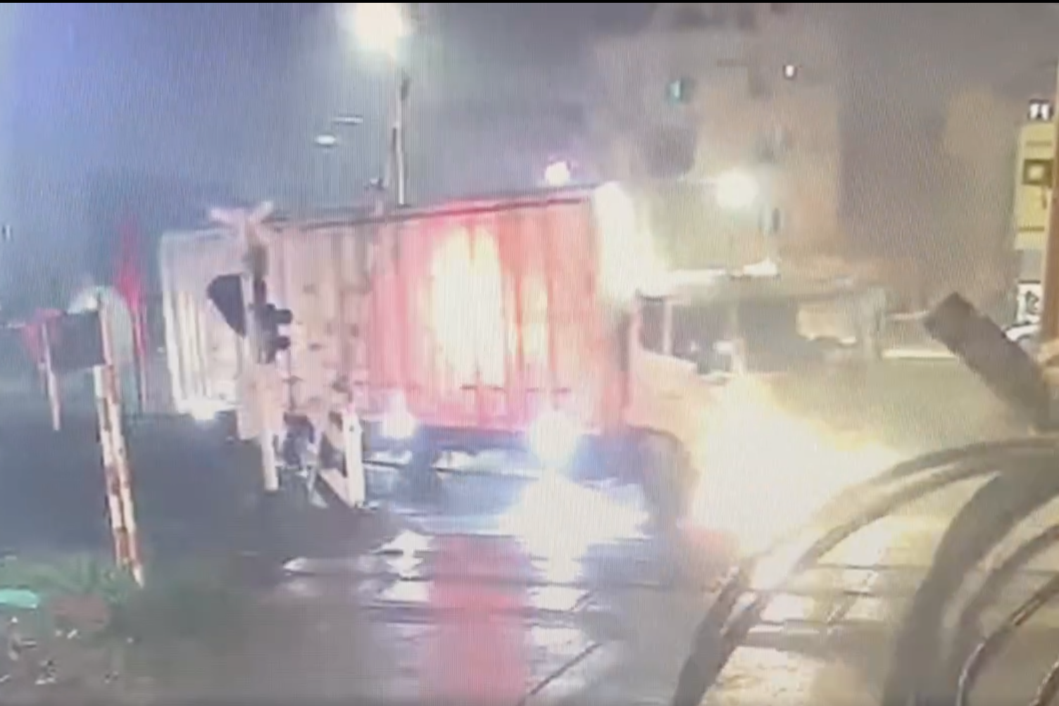 Vụ tàu hỏa 'vò nát' xe tải: Tài xế băng đường ray dù thanh chắn đang hạ- Ảnh 1.