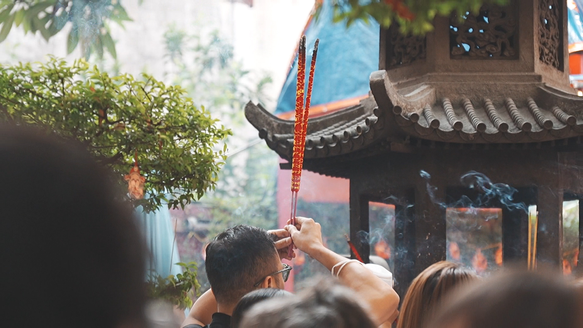 D&ograve;ng người đổ về ch&ugrave;a Ngọc Ho&agrave;ng ng&agrave;y v&iacute;a: Nắng gắt kh&ocirc;ng ngăn được l&ograve;ng th&agrave;nh - Ảnh 2.