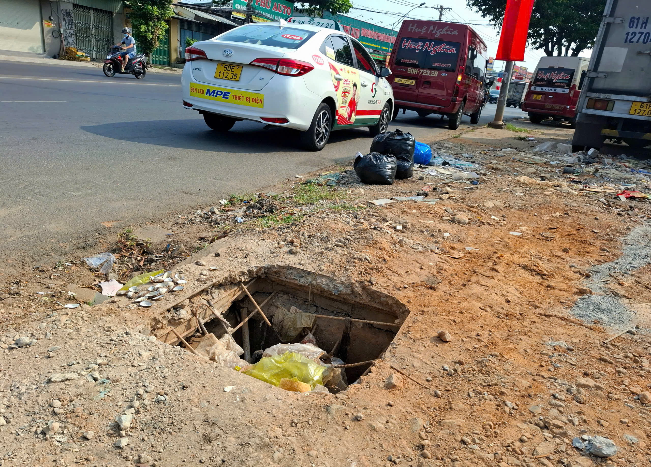 Hố ga nguy hiểm- Ảnh 1. Hố ga nguy hiểm- Ảnh 1.