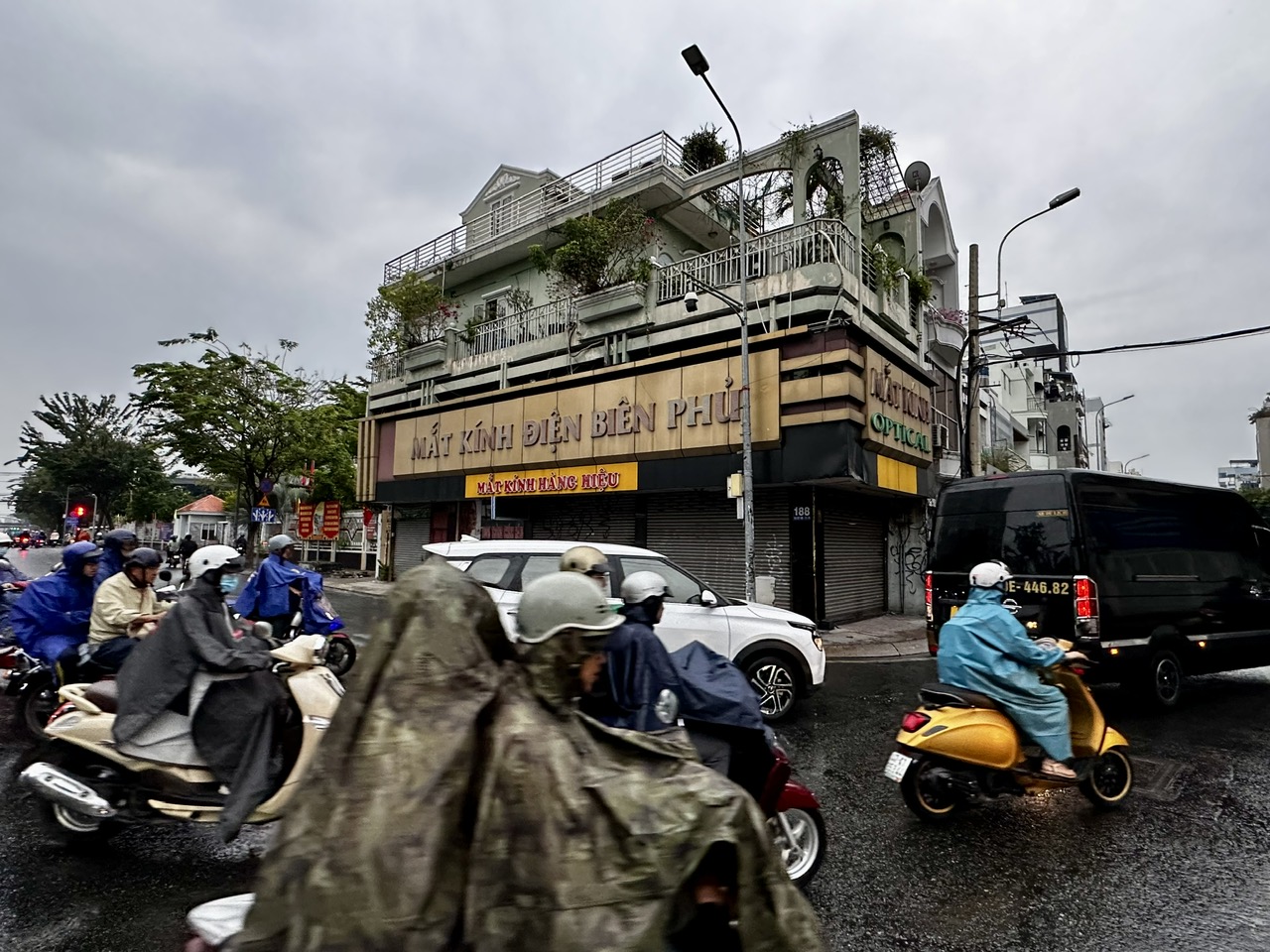 Sáng ngày vía thần Tài, TP.HCM mưa trái mùa trên diện rộng, cảnh báo mưa lớn - Ảnh 3.