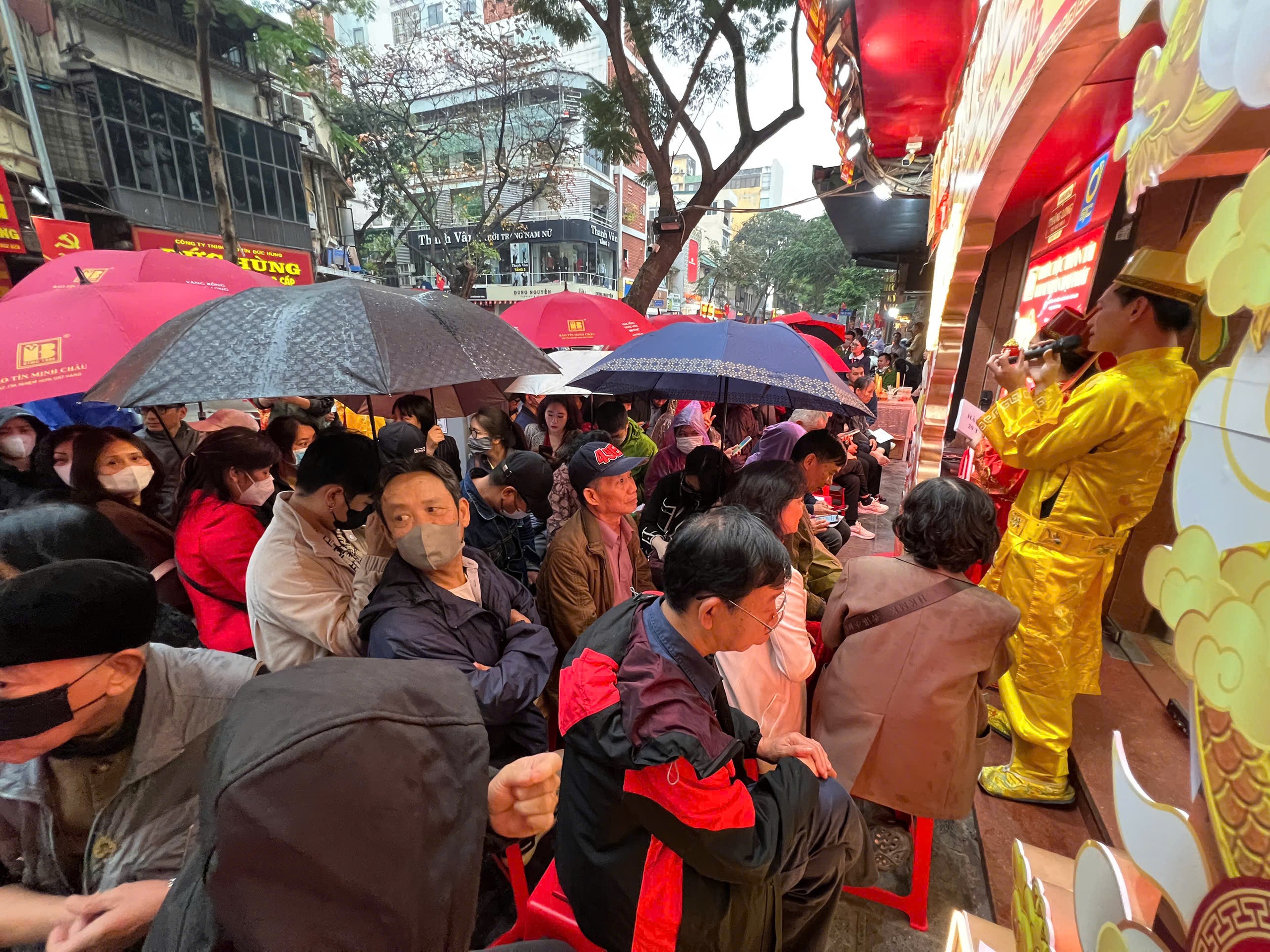 Khách hàng ùn ùn đi mua vàng Thần tài từ sáng sớm- Ảnh 1.