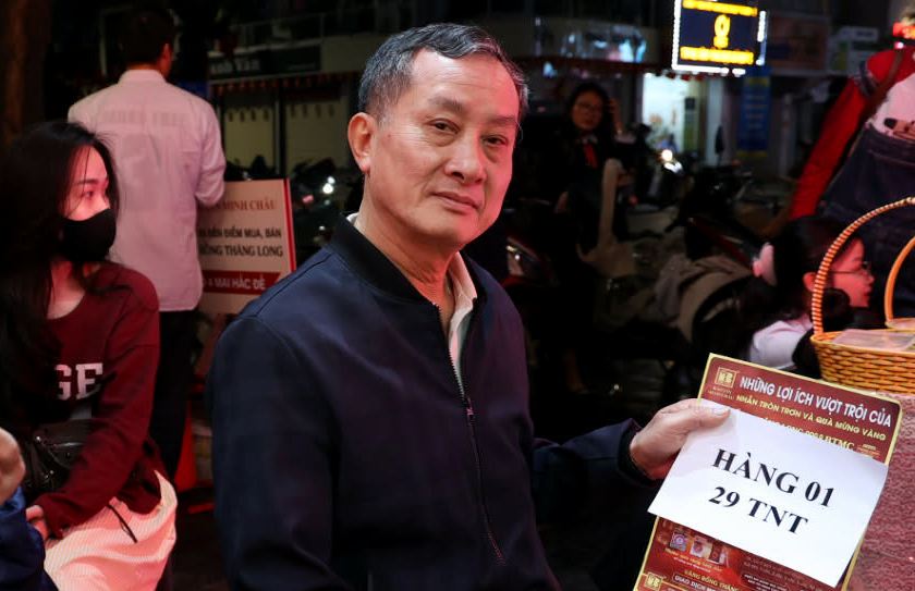 Xếp h&agrave;ng xuy&ecirc;n đ&ecirc;m mua v&agrave;ng cầu may ng&agrave;y v&iacute;a Thần t&agrave;i- Ảnh 2.