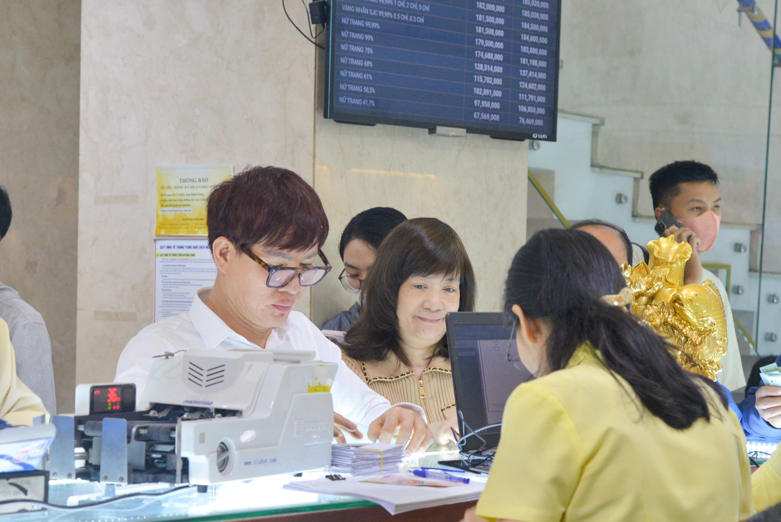 Khách hàng ùn ùn đi mua vàng Thần tài từ sáng sớm- Ảnh 4.