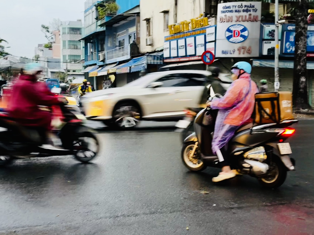 Sáng ngày vía thần Tài, TP.HCM mưa trái mùa trên diện rộng, cảnh báo mưa lớn - Ảnh 5.