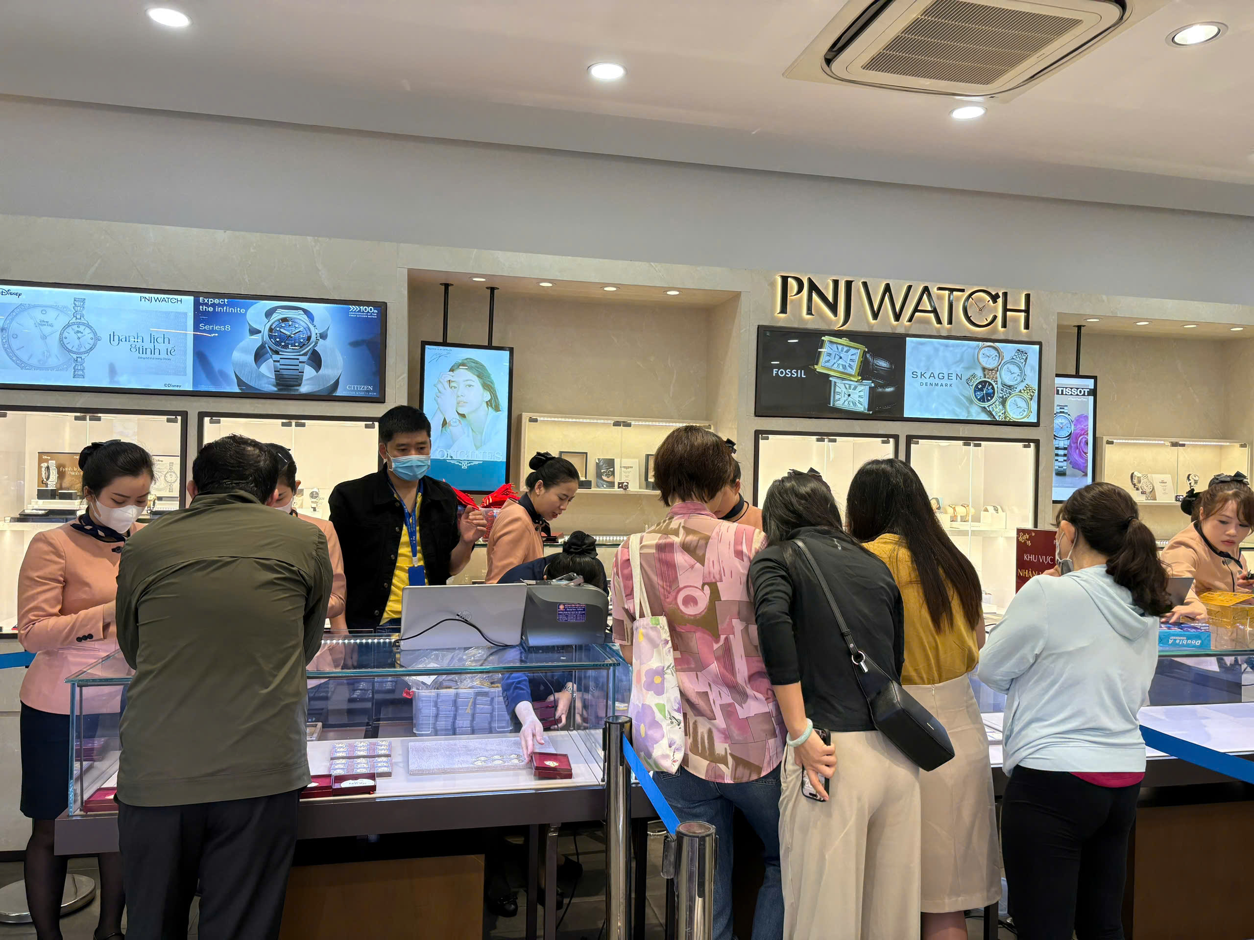 Khách hàng ùn ùn đi mua vàng Thần tài từ sáng sớm- Ảnh 5.