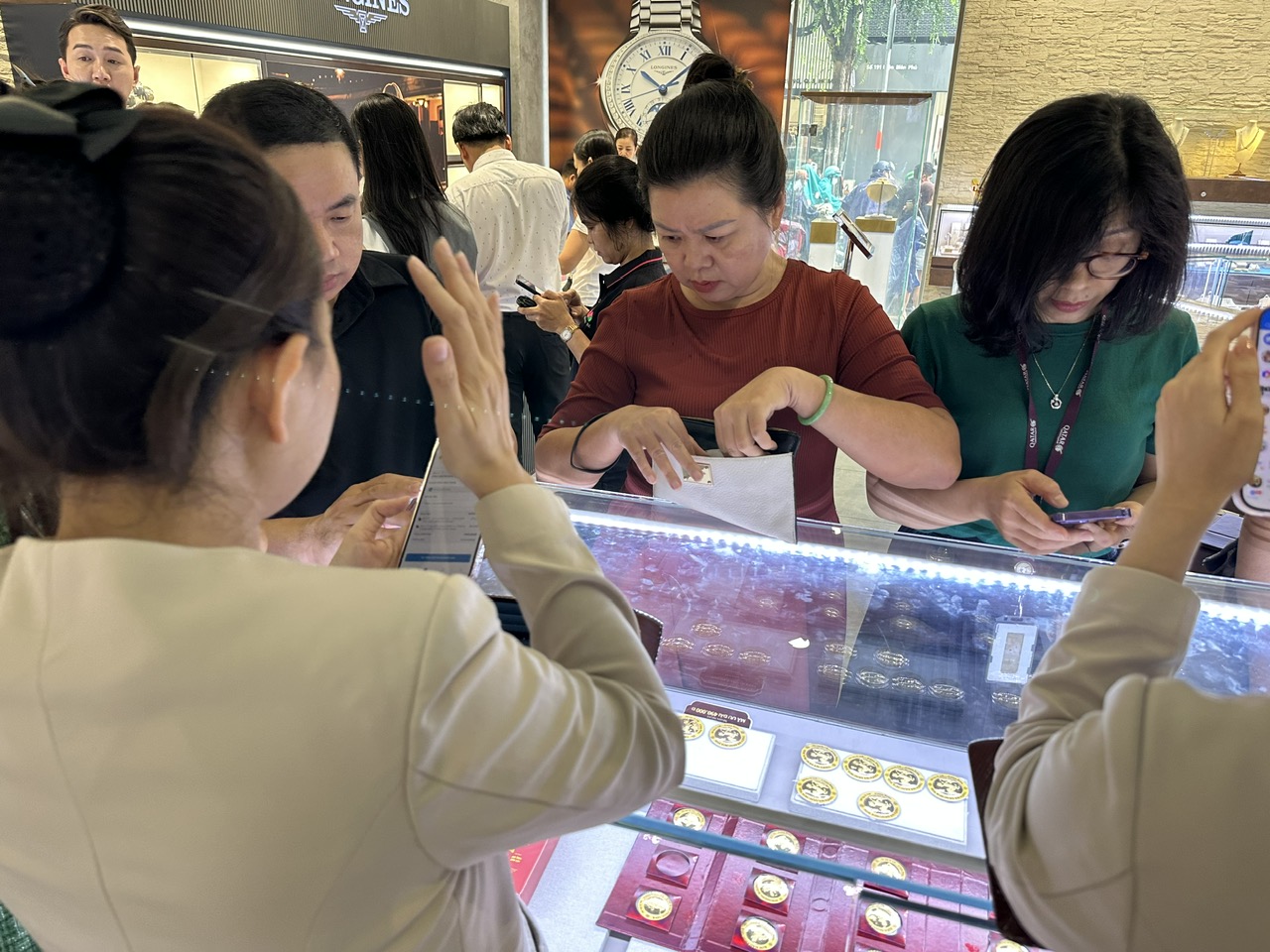 Giá vàng hôm nay 3.3.2026: Vàng miếng SJC giảm mạnh bất chấp thế giới tăng - Ảnh 1.