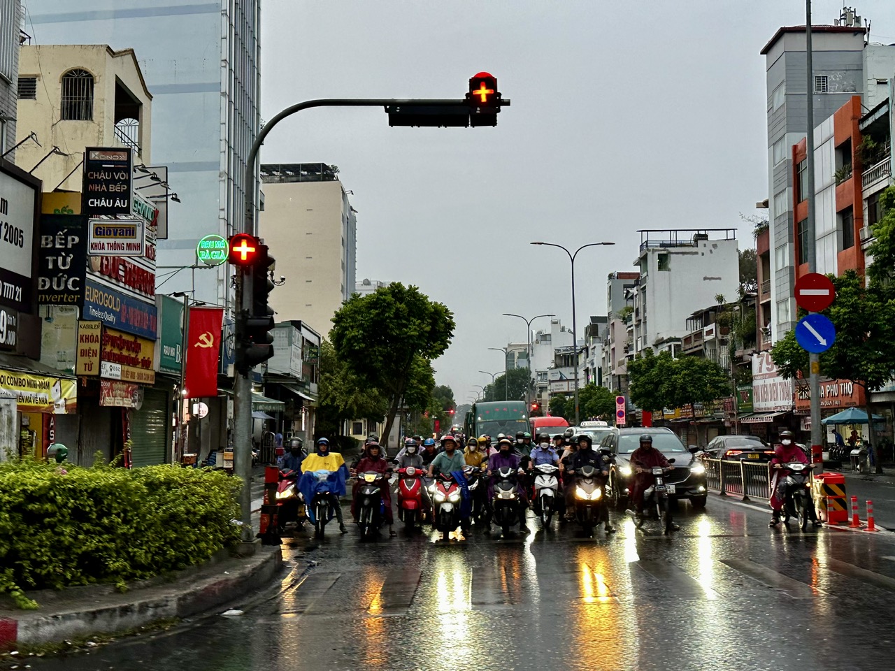 Sáng ngày vía thần Tài, TP.HCM mưa trái mùa trên diện rộng, cảnh báo mưa lớn - Ảnh 1.