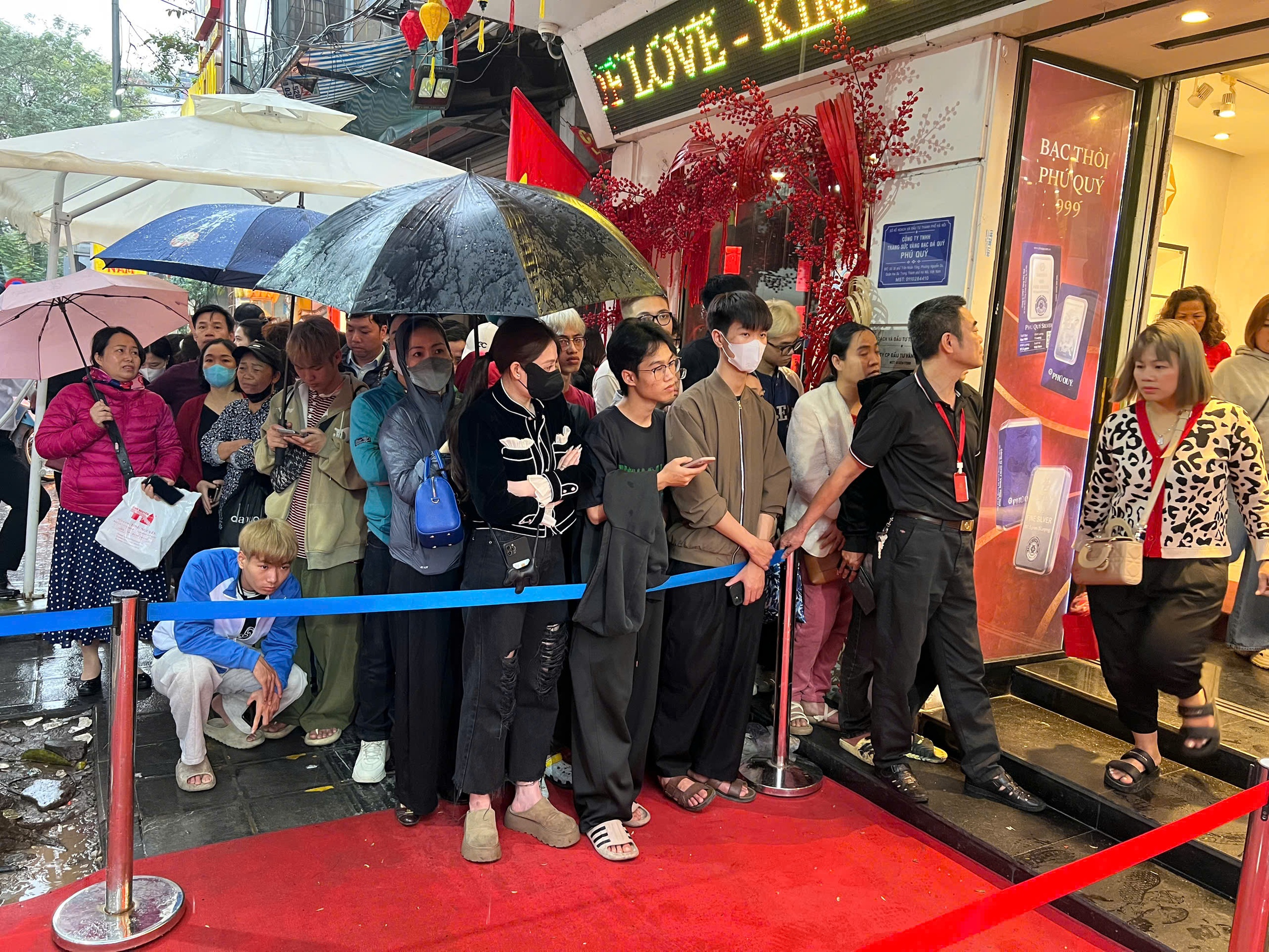 Khách hàng ùn ùn đi mua vàng Thần tài từ sáng sớm- Ảnh 2.