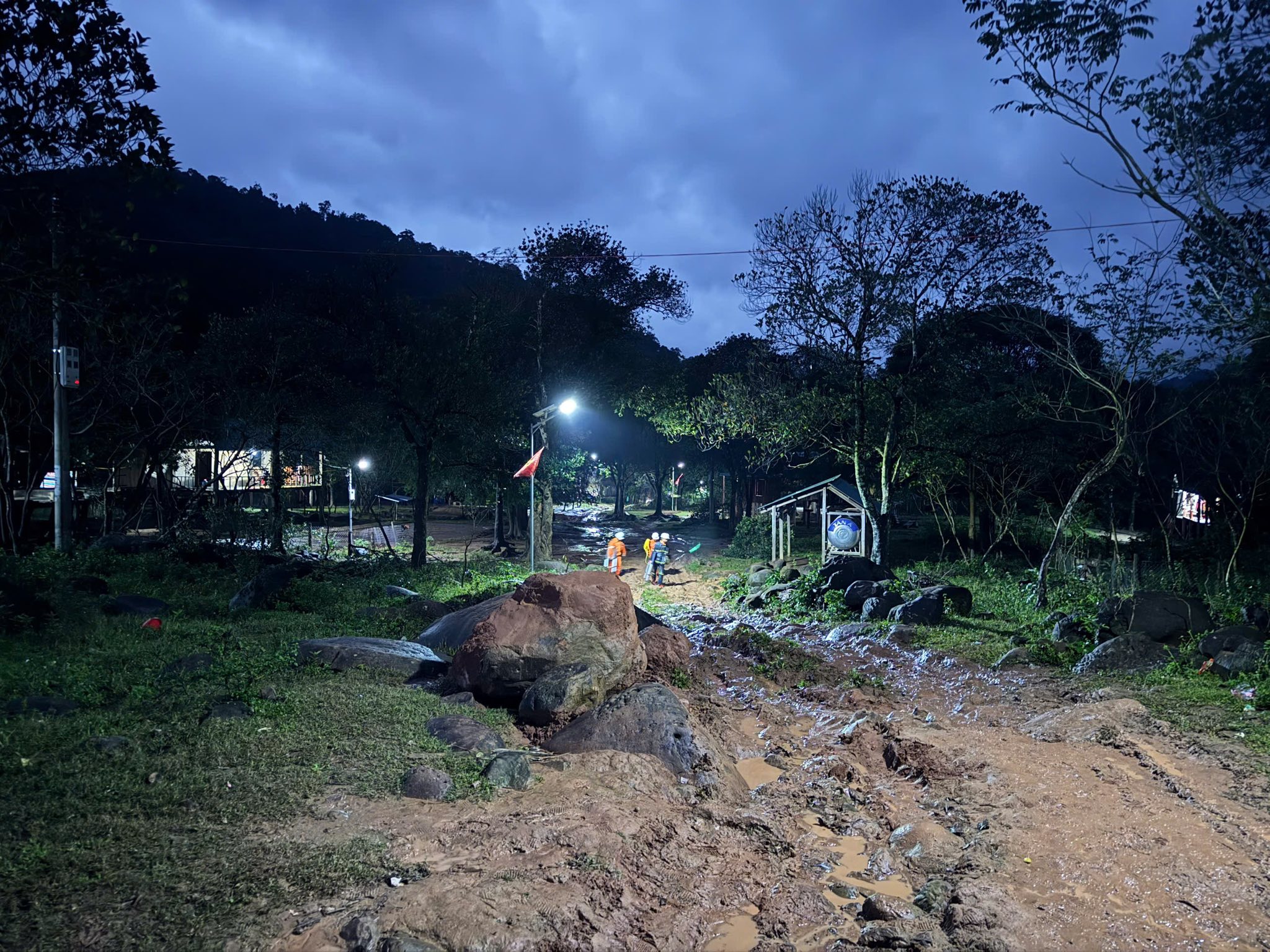 Điện về vùng lõm giữa đại ngàn Trường Sơn - Ảnh 5.