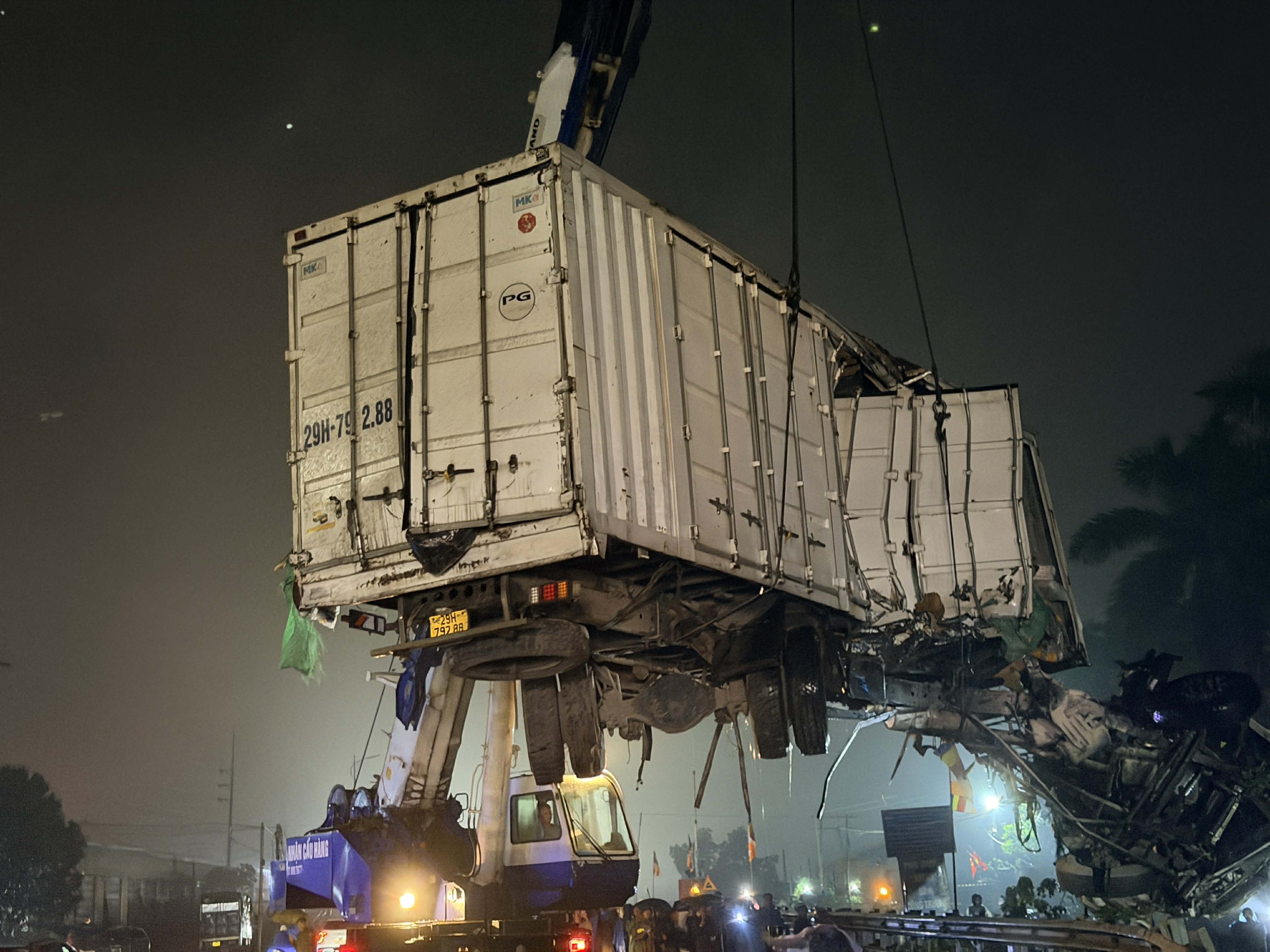 Tàu hỏa va chạm xe tải tại Hà Nội: Cảnh sát và cứu hộ khẩn trương giải quyết - Ảnh 1.