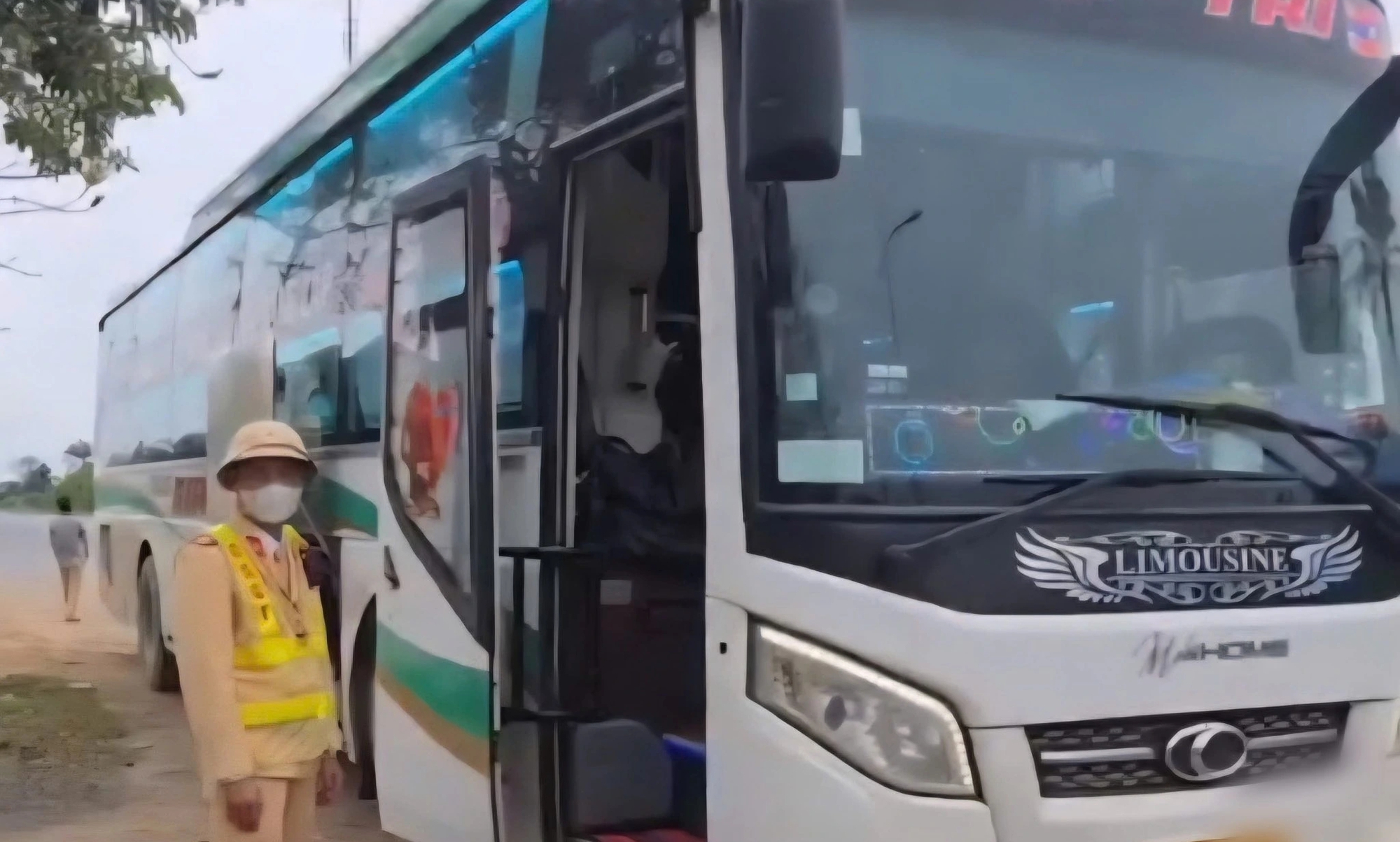 Quảng Trị: Xử phạt xe khách 35 chỗ chở 41 người- Ảnh 1.