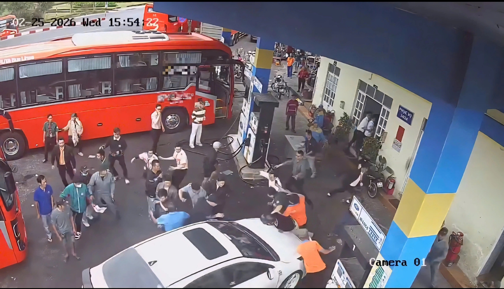 Bắt khẩn cấp tài xế lái ô tô tông 7 người tại bến xe Đà Lạt- Ảnh 1.