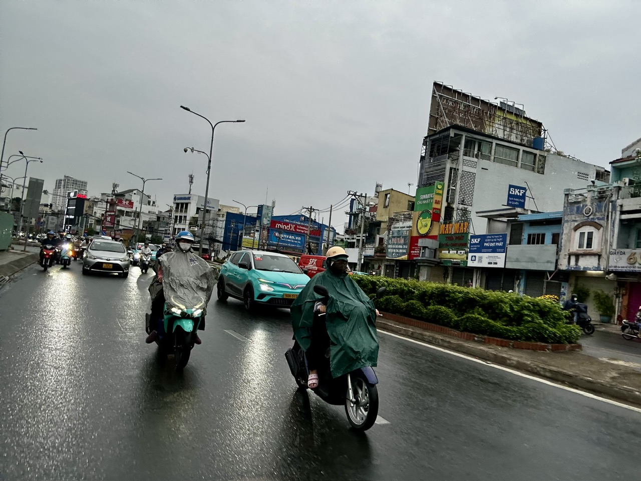 Sáng ngày vía thần Tài, TP.HCM mưa trái mùa trên diện rộng, cảnh báo mưa lớn - Ảnh 7.