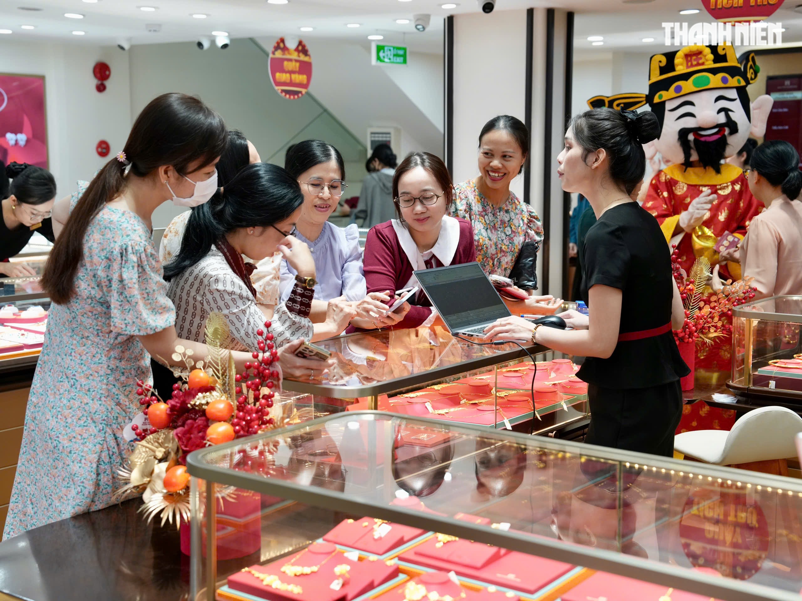 Chen chân mua vàng cầu may, tiệm vàng tại TP.HCM 'nghẹt thở' ngày vía Thần tài- Ảnh 14. Chen chân mua vàng cầu may, tiệm vàng tại TP.HCM 'nghẹt thở' ngày vía Thần tài- Ảnh 14.