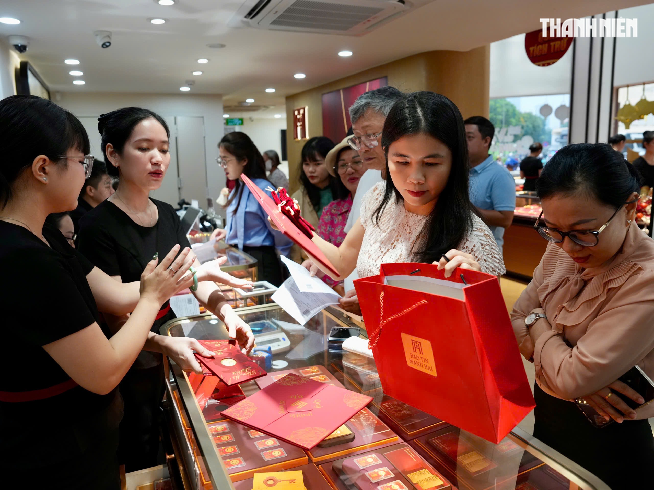 Chen chân mua vàng cầu may, tiệm vàng tại TP.HCM 'nghẹt thở' ngày vía Thần tài- Ảnh 7. Chen chân mua vàng cầu may, tiệm vàng tại TP.HCM 'nghẹt thở' ngày vía Thần tài- Ảnh 7.