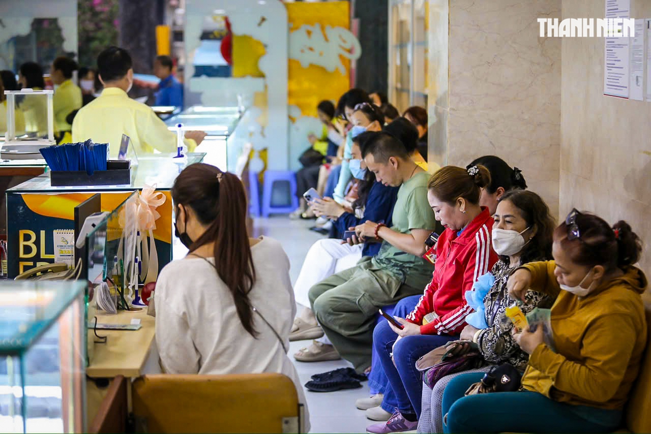 Chen chân mua vàng cầu may, tiệm vàng tại TP.HCM 'nghẹt thở' ngày vía Thần tài- Ảnh 16. Chen chân mua vàng cầu may, tiệm vàng tại TP.HCM 'nghẹt thở' ngày vía Thần tài- Ảnh 16.