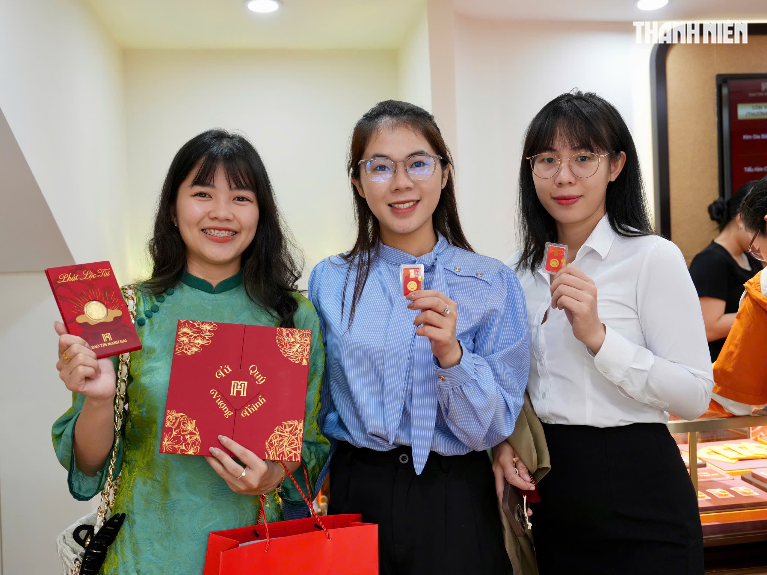 Chen chân mua vàng cầu may, tiệm vàng tại TP.HCM 'nghẹt thở' ngày vía Thần tài- Ảnh 8. Chen chân mua vàng cầu may, tiệm vàng tại TP.HCM 'nghẹt thở' ngày vía Thần tài- Ảnh 8.