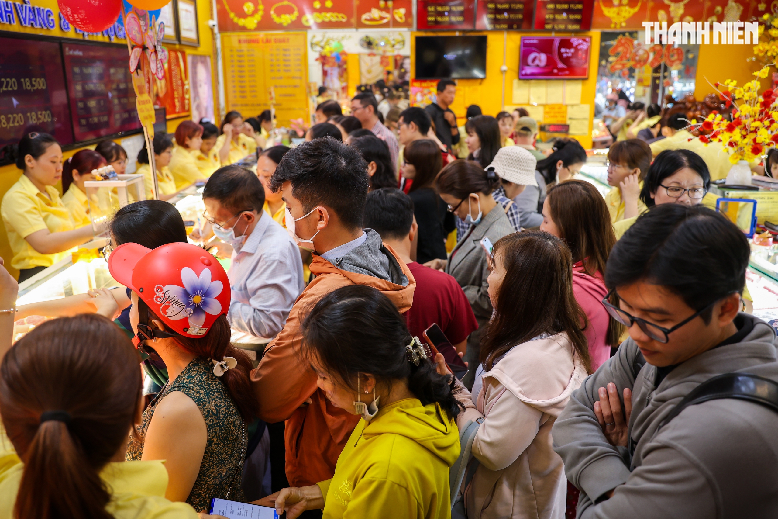 Chen chân mua vàng cầu may, tiệm vàng tại TP.HCM 'nghẹt thở' ngày vía Thần tài- Ảnh 3. Chen chân mua vàng cầu may, tiệm vàng tại TP.HCM 'nghẹt thở' ngày vía Thần tài- Ảnh 3.