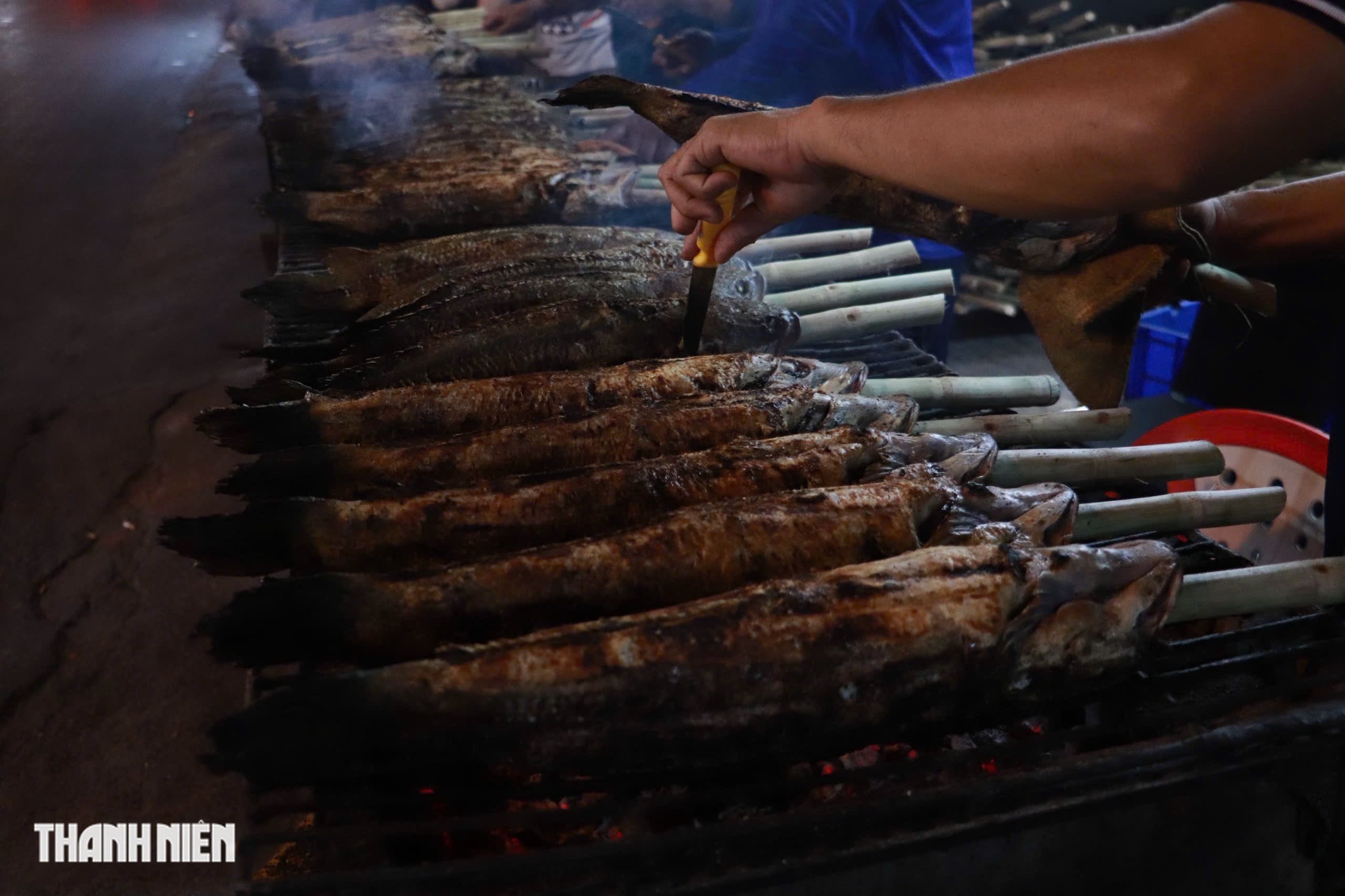 Cá lóc nướng vía Thần Tài ở TP.HCM: Vắng dần cảnh chuẩn bị vài tấn - Ảnh 4.